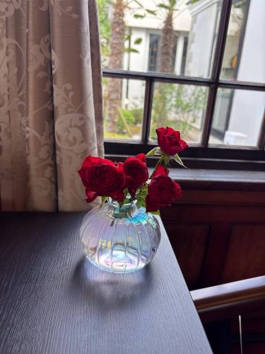 .
[本週別邸觀賞莊的花💐]

這些是裝飾商店的花。
本次活動由小山花店主辦！
一如既往地感謝你😊

“安田河原瓷磚花瓶 MYK” 由 Marumi Yasuda Kawara
它將木材的溫暖與莊重的美感融為一體，支撐並擁抱著花朵。
（摘自丸山安田瓷磚工業網上商店）
https://marumikawara.stores.jp/

我們期待您的光臨^^

↓建議您在線預訂！
https://seikoanbetteikanyoso.owst.jp/(辣椒)

如需預約或諮詢，
📞025-211-7703

來自個人資料中的鏈接
您可以造訪該網站！
🔍@seikoan_bettei_kanyoso

其他SNS及美食網站
更多詳情請點這裡↓↓
https://lit.link/Qes1EGif55alyDCldOYLbnL3EXI3
（別邸 Kanyoso Rittrink）

【本週別邸觀葉莊的花💐】

這些是裝飾商店的花。 💐
We ask Koyamaseikaten to produce it!
一如既往地感謝您。 😊

We look forward to your reservation.

↓建議線上預約哦！
https://seikoanbetteikanyoso.owst.jp/(HOT PEPPER)

For reservations and inquiries,
📞025-211-7703

You can access the website from the profile link!
🔍@seikoan_bettei_kanyoso

其他SNS、美食網站等詳情可在此查看↓↓
https://lit.link/Qes1EGif55alyDCldOYLbnL3EXI3(lit.link)

#Bettei Kanyoso #新潟美食 #新潟午餐 #新潟晚餐 #古町午餐 #古町晚餐 #每月新潟 #週年紀念晚餐 #日本花園 #新潟大酒店 #玉泉堂 #HammeredCopperware #會議 #MeetingDinnerParty #MemorialService #Engagement #WaxCasting #Cookieookie #MeetingDinnerParty #MemorialService #Engagement #WaxCasting #Cookieookieola #CookieookiedTookied #MarusanYasudaTileIndustry #kanyoso #betteikanyoso #niigata #niigatarestaurant #teppanyaki
