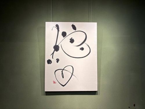 .
[Bettei Kanyoso 的公告]

從本月開始，我們將更換日式房間裡的「愛」掛軸！
新潟縣加茂市出身的書法家
這是泉田由子 (Yuko Izumida) 的作品。

標題：愛

「愛」對你來說意味著什麼？

作品《愛》將於4月起在別邸觀世音菩薩別墅展出。
在這本書前，新婚夫婦拍了照片，
慶祝生日、週年紀念日等。
我見過人們向家人、朋友和愛人表達多種形式的愛。

「愛」對你來說意味著什麼？
您的想法是什麼？
讀了這本書有什麼感受？
請在評論區留言吧！
DM 也可以🙆‍♀️
我們期待您的意見和回饋😊

參觀時請務必查看！

泉田裕子的網站↓
https://hachimakiya.jp/

如需預約或諮詢，
📞025-211-7703

來自個人資料中的鏈接
您可以造訪該網站！
🔍@seikoan_bettei_kanyoso

#泉田裕子
#書法家
＃愛
#Bettei Kanyoso
#新潟大飯店