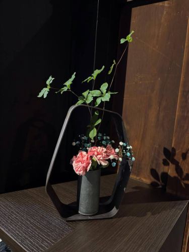 .
[This week's flowers at Bettei Kanyoso 💐]

These are the flowers that decorate the shop.
The event was produced by Oyama Flower Shop!
Thank you as always 😊

"Yasuda Kawara Tile Vase MYK" by Marumi Yasuda Kawara
Combining the warmth of wood with dignified beauty, it supports and embraces flowers.
(From Marusan Yasuda Tile Industry Online Store)
https://marumikawara.stores.jp/

We look forward to your visit ^ ^

↓We recommend you make your reservation online!
https://seikoanbetteikanyoso.owst.jp/(Hot Pepper)

For reservations and inquiries,
📞025-211-7703

From the link in the profile
You can access the website!
🔍@seikoan_bettei_kanyoso

Other SNS and gourmet sites
For more details, please click here↓↓
https://lit.link/Qes1EGif55alyDCldOYLbnL3EXI3
(Bettei Kanyoso Rittrink)

【This week's flowers at Bettei Kanyoso 💐】

These are the flowers that decorate the store.💐
We ask Koyamaseikaten to produce it!
Thank you as always.😊

We look forward to your reservation.

↓Online reservations are recommended for reservations!
https://seikoanbetteikanyoso.owst.jp/(HOT PEPPER)

For reservations and inquiries,
📞025-211-7703

You can access the website from the profile link!
🔍@seikoan_bettei_kanyoso

You can see more details such as other SNS and gourmet sites here ↓↓
https://lit.link/Qes1EGif55alyDCldOYLbnL3EXI3(lit.link)

#Bettei Kanyoso #NiigataGourmet #NiigataLunch #NiigataDinner #FurumachiLunch #FurumachiDinner #MonthlyNiigata #AnniversaryDinner #JapaneseGarden #NiigataGrandHotel #Gyokusendo #HammeredCopperware #Meeting #MeetingDinnerParty #MemorialService #Engagement #WaxCasting #CookieBox #CookieTin #Celebration #Birthday #Bouquet #YasudaTile #Yasuda #MarusanYasudaTileIndustry #kanyoso #betteikanyoso #niigata #niigatarestaurant #teppanyaki