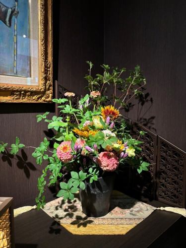 .
[This week's flowers at Bettei Kanyoso 💐]

These are the flowers that decorate the shop.
The event was produced by Oyama Flower Shop!
Thank you as always 😊

"Yasuda Kawara Tile Vase MYK" by Marumi Yasuda Kawara
Combining the warmth of wood with dignified beauty, it supports and embraces flowers.
(From Marusan Yasuda Tile Industry Online Store)
https://marumikawara.stores.jp/

We look forward to your visit ^ ^

↓We recommend you make your reservation online!
https://seikoanbetteikanyoso.owst.jp/(Hot Pepper)

For reservations and inquiries,
📞025-211-7703

From the link in the profile
You can access the website!
🔍@seikoan_bettei_kanyoso

Other SNS and gourmet sites
For more details, please click here↓↓
https://lit.link/Qes1EGif55alyDCldOYLbnL3EXI3
(Bettei Kanyoso Rittrink)

【This week's flowers at Bettei Kanyoso 💐】

These are the flowers that decorate the store.💐
We ask Koyamaseikaten to produce it!
Thank you as always.😊

We look forward to your reservation.

↓Online reservations are recommended for reservations!
https://seikoanbetteikanyoso.owst.jp/(HOT PEPPER)

For reservations and inquiries,
📞025-211-7703

You can access the website from the profile link!
🔍@seikoan_bettei_kanyoso

You can see more details such as other SNS and gourmet sites here ↓↓
https://lit.link/Qes1EGif55alyDCldOYLbnL3EXI3(lit.link)

#Bettei Kanyoso #NiigataGourmet #NiigataLunch #NiigataDinner #FurumachiLunch #FurumachiDinner #MonthlyNiigata #AnniversaryDinner #JapaneseGarden #NiigataGrandHotel #Gyokusendo #HammeredCopperware #Meeting #MeetingDinnerParty #MemorialService #Engagement #WaxCasting #CookieBox #CookieTin #Celebration #Birthday #Bouquet #YasudaTile #Yasuda #MarusanYasudaTileIndustry #kanyoso #betteikanyoso #niigata #niigatarestaurant #teppanyaki