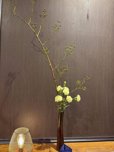 .
[本週別邸觀賞莊的花💐]

這些是裝飾商店的花。
本次活動由小山花店主辦！
一如既往地感謝你😊

您已經決定好盂蘭盆節期間要做些什麼了嗎？
今年也請一定來別邸觀音莊用餐吧！

盂蘭盆節期間座位很快就會滿！
請儘早預訂！ ！

“安田河原瓷磚花瓶 MYK” 由 Marumi Yasuda Kawara
它將木材的溫暖與莊重的美感融為一體，支撐並擁抱著花朵。
（摘自丸山安田瓷磚工業網上商店）
https://marumikawara.stores.jp/

我們期待您的光臨^^

↓建議您在線預訂！
https://seikoanbetteikanyoso.owst.jp/(辣椒)

如需預約或諮詢，
📞025-211-7703

來自個人資料中的鏈接
您可以造訪該網站！
🔍@seikoan_bettei_kanyoso

其他SNS及美食網站
更多詳情請點這裡↓↓
https://lit.link/Qes1EGif55alyDCldOYLbnL3EXI3
（別邸 Kanyoso Rittrink）

【本週別邸觀葉莊的花💐】

這些是裝飾商店的花。 💐
We ask Koyamaseikaten to produce it!
一如既往地感謝您。 😊

Have you decided on your plans for the Obon period?
Please enjoy your meal at Bettei Hanyoso this year.

During the Obon period, it is easy to fill up seats!
Please make a reservation as soon as possible!!

We look forward to your reservation.

↓建議線上預約哦！
https://seikoanbetteikanyoso.owst.jp/(HOT PEPPER)

For reservations and inquiries,
📞025-211-7703

You can access the website from the profile link!
🔍@seikoan_bettei_kanyoso

其他SNS、美食網站等詳情可在此查看↓↓
https://lit.link/Qes1EGif55alyDCldOYLbnL3EXI3(lit.link)

#新潟美食#新潟午餐#新潟晚餐#古町午餐#古町晚餐#週年紀念晚餐#日本花園#新潟大酒店#玉泉堂#HammeredCopperware #Meeting #MeetingDinnerParty #MemorialService #Engagement #WaxCasting #CookieBox #CookieTin #Celebration #Tudaday #YuudaYaha^aookieasookah #Cele #betteikanyoso #niigata #niigatarestaurant #teppanyaki #ObonHoliday #SummerHoliday