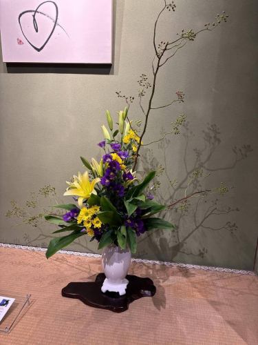 .
[本週別邸觀賞莊的花💐]

這些是裝飾商店的花。
本次活動由小山花店主辦！
一如既往地感謝你😊

您已經決定好盂蘭盆節期間要做些什麼了嗎？
今年也請一定來別邸觀音莊用餐吧！

盂蘭盆節期間座位很快就會滿！
請儘早預訂！ ！

“安田河原瓷磚花瓶 MYK” 由 Marumi Yasuda Kawara
它將木材的溫暖與莊重的美感融為一體，支撐並擁抱著花朵。
（摘自丸山安田瓷磚工業網上商店）
https://marumikawara.stores.jp/

我們期待您的光臨^^

↓建議您在線預訂！
https://seikoanbetteikanyoso.owst.jp/(辣椒)

如需預約或諮詢，
📞025-211-7703

來自個人資料中的鏈接
您可以造訪該網站！
🔍@seikoan_bettei_kanyoso

其他SNS及美食網站
更多詳情請點這裡↓↓
https://lit.link/Qes1EGif55alyDCldOYLbnL3EXI3
（別邸 Kanyoso Rittrink）

【本週別邸觀葉莊的花💐】

這些是裝飾商店的花。 💐
We ask Koyamaseikaten to produce it!
一如既往地感謝您。 😊

Have you decided on your plans for the Obon period?
Please enjoy your meal at Bettei Hanyoso this year.

During the Obon period, it is easy to fill up seats!
Please make a reservation as soon as possible!!

We look forward to your reservation.

↓建議線上預約哦！
https://seikoanbetteikanyoso.owst.jp/(HOT PEPPER)

For reservations and inquiries,
📞025-211-7703

You can access the website from the profile link!
🔍@seikoan_bettei_kanyoso

其他SNS、美食網站等詳情可在此查看↓↓
https://lit.link/Qes1EGif55alyDCldOYLbnL3EXI3(lit.link)

#新潟美食#新潟午餐#新潟晚餐#古町午餐#古町晚餐#週年紀念晚餐#日本花園#新潟大酒店#玉泉堂#HammeredCopperware #Meeting #MeetingDinnerParty #MemorialService #Engagement #WaxCasting #CookieBox #CookieTin #Celebration #Tudaday #YuudaYaha^aookieasookah #Cele #betteikanyoso #niigata #niigatarestaurant #teppanyaki #ObonHoliday #SummerHoliday