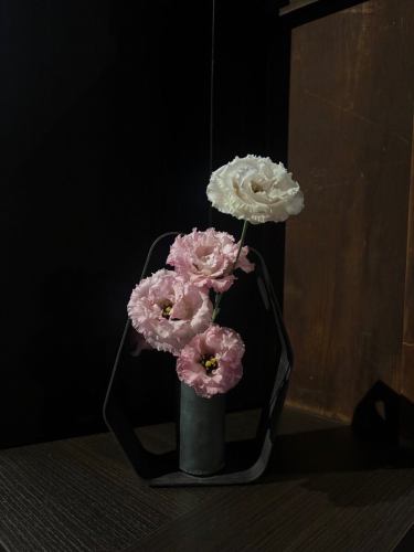 .
[本週別邸觀賞莊的花💐]

這些是裝飾商店的花。
本次活動由小山花店主辦！
一如既往地感謝你😊

您已經決定好盂蘭盆節期間要做些什麼了嗎？
今年也請一定來別邸觀音莊用餐吧！

盂蘭盆節期間座位很快就會滿！
請儘早預訂！ ！

“安田河原瓷磚花瓶 MYK” 由 Marumi Yasuda Kawara
它將木材的溫暖與莊重的美感融為一體，支撐並擁抱著花朵。
（摘自丸山安田瓷磚工業網上商店）
https://marumikawara.stores.jp/

我們期待您的光臨^^

↓建議您在線預訂！
https://seikoanbetteikanyoso.owst.jp/(辣椒)

如需預約或諮詢，
📞025-211-7703

來自個人資料中的鏈接
您可以造訪該網站！
🔍@seikoan_bettei_kanyoso

其他SNS及美食網站
更多詳情請點這裡↓↓
https://lit.link/Qes1EGif55alyDCldOYLbnL3EXI3
（別邸 Kanyoso Rittrink）

【本週別邸觀葉莊的花💐】

這些是裝飾商店的花。 💐
We ask Koyamaseikaten to produce it!
一如既往地感謝您。 😊

Have you decided on your plans for the Obon period?
Please enjoy your meal at Bettei Hanyoso this year.

During the Obon period, it is easy to fill up seats!
Please make a reservation as soon as possible!!

We look forward to your reservation.

↓建議線上預約哦！
https://seikoanbetteikanyoso.owst.jp/(HOT PEPPER)

For reservations and inquiries,
📞025-211-7703

You can access the website from the profile link!
🔍@seikoan_bettei_kanyoso

其他SNS、美食網站等詳情可在此查看↓↓
https://lit.link/Qes1EGif55alyDCldOYLbnL3EXI3(lit.link)

#新潟美食#新潟午餐#新潟晚餐#古町午餐#古町晚餐#週年紀念晚餐#日本花園#新潟大酒店#玉泉堂#HammeredCopperware #Meeting #MeetingDinnerParty #MemorialService #Engagement #Cilnadookieas #betteikanyoso #niigata #niigatarestaurant #teppanyaki #ObonHoliday #SummerHoliday