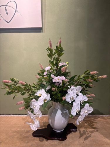 .
[本週別邸觀賞莊的花💐]

這些是裝飾商店的花。
本次活動由小山花店主辦！
一如既往地感謝你😊

您已經決定好盂蘭盆節期間要做些什麼了嗎？
今年也請一定來別邸觀音莊用餐吧！

盂蘭盆節期間座位很快就會滿！
請儘早預訂！ ！

“安田河原瓷磚花瓶 MYK” 由 Marumi Yasuda Kawara
它將木材的溫暖與莊重的美感融為一體，支撐並擁抱著花朵。
（摘自丸山安田瓷磚工業網上商店）
https://marumikawara.stores.jp/

我們期待您的光臨^^

↓建議您在線預訂！
https://seikoanbetteikanyoso.owst.jp/(辣椒)

如需預約或諮詢，
📞025-211-7703

來自個人資料中的鏈接
您可以造訪該網站！
🔍@seikoan_bettei_kanyoso

其他SNS及美食網站
更多詳情請點這裡↓↓
https://lit.link/Qes1EGif55alyDCldOYLbnL3EXI3
（別邸 Kanyoso Rittrink）

【本週別邸觀葉莊的花💐】

這些是裝飾商店的花。 💐
We ask Koyamaseikaten to produce it!
一如既往地感謝您。 😊

Have you decided on your plans for the Obon period?
Please enjoy your meal at Bettei Hanyoso this year.

During the Obon period, it is easy to fill up seats!
Please make a reservation as soon as possible!!

We look forward to your reservation.

↓建議線上預約哦！
https://seikoanbetteikanyoso.owst.jp/(HOT PEPPER)

For reservations and inquiries,
📞025-211-7703

You can access the website from the profile link!
🔍@seikoan_bettei_kanyoso

其他SNS、美食網站等詳情可在此查看↓↓
https://lit.link/Qes1EGif55alyDCldOYLbnL3EXI3(lit.link)

#新潟美食#新潟午餐#新潟晚餐#古町午餐#古町晚餐#週年紀念晚餐#日本花園#新潟大酒店#玉泉堂#HammeredCopperware #Meeting #MeetingDinnerParty #MemorialService #Engagement #Cilnadookieas #betteikanyoso #niigata #niigatarestaurant #teppanyaki #ObonHoliday #SummerHoliday
