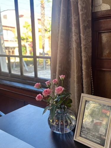 .
[本週別邸觀賞莊的花💐]

這些是裝飾商店的花。
本次活動由小山花店主辦！
一如既往地感謝你😊

您已經決定好盂蘭盆節期間要做些什麼了嗎？
今年也請一定來別邸觀音莊用餐吧！

盂蘭盆節期間座位很快就會滿！
請儘早預訂！ ！

“安田河原瓷磚花瓶 MYK” 由 Marumi Yasuda Kawara
它將木材的溫暖與莊重的美感融為一體，支撐並擁抱著花朵。
（摘自丸山安田瓷磚工業網上商店）
https://marumikawara.stores.jp/

我們期待您的光臨^^

↓建議您在線預訂！
https://seikoanbetteikanyoso.owst.jp/(辣椒)

如需預約或諮詢，
📞025-211-7703

來自個人資料中的鏈接
您可以造訪該網站！
🔍@seikoan_bettei_kanyoso

其他SNS及美食網站
更多詳情請點這裡↓↓
https://lit.link/Qes1EGif55alyDCldOYLbnL3EXI3
（別邸 Kanyoso Rittrink）

【本週別邸觀葉莊的花💐】

這些是裝飾商店的花。 💐
We ask Koyamaseikaten to produce it!
一如既往地感謝您。 😊

Have you decided on your plans for the Obon period?
Please enjoy your meal at Bettei Hanyoso this year.

During the Obon period, it is easy to fill up seats!
Please make a reservation as soon as possible!!

We look forward to your reservation.

↓建議線上預約哦！
https://seikoanbetteikanyoso.owst.jp/(HOT PEPPER)

For reservations and inquiries,
📞025-211-7703

You can access the website from the profile link!
🔍@seikoan_bettei_kanyoso

其他SNS、美食網站等詳情可在此查看↓↓
https://lit.link/Qes1EGif55alyDCldOYLbnL3EXI3(lit.link)

#新潟美食#新潟午餐#新潟晚餐#古町午餐#古町晚餐#週年紀念晚餐#日本花園#新潟大酒店#玉泉堂#HammeredCopperware #Meeting #MeetingDinnerParty #MemorialService #Engagement #Cilnadookieas #betteikanyoso #niigata #niigatarestaurant #teppanyaki #ObonHoliday #SummerHoliday