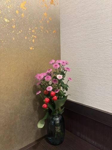 .
[本週別邸觀賞莊的花💐]

這些是裝飾商店的花。
本次活動由小山花店主辦！
一如既往地感謝你😊

您已經決定好盂蘭盆節期間要做些什麼了嗎？
今年也請一定來別邸觀音莊用餐吧！

盂蘭盆節期間座位很快就會滿！
請儘早預訂！ ！

“安田河原瓷磚花瓶 MYK” 由 Marumi Yasuda Kawara
它將木材的溫暖與莊重的美感融為一體，支撐並擁抱著花朵。
（摘自丸山安田瓷磚工業網上商店）
https://marumikawara.stores.jp/

我們期待您的光臨^^

↓建議您在線預訂！
https://seikoanbetteikanyoso.owst.jp/(辣椒)

如需預約或諮詢，
📞025-211-7703

來自個人資料中的鏈接
您可以造訪該網站！
🔍@seikoan_bettei_kanyoso

其他SNS及美食網站
更多詳情請點這裡↓↓
https://lit.link/Qes1EGif55alyDCldOYLbnL3EXI3
（別邸 Kanyoso Rittrink）

【本週別邸觀葉莊的花💐】

這些是裝飾商店的花。 💐
We ask Koyamaseikaten to produce it!
一如既往地感謝您。 😊

Have you decided on your plans for the Obon period?
Please enjoy your meal at Bettei Hanyoso this year.

During the Obon period, it is easy to fill up seats!
Please make a reservation as soon as possible!!

We look forward to your reservation.

↓建議線上預約哦！
https://seikoanbetteikanyoso.owst.jp/(HOT PEPPER)

For reservations and inquiries,
📞025-211-7703

You can access the website from the profile link!
🔍@seikoan_bettei_kanyoso

其他SNS、美食網站等詳情可在此查看↓↓
https://lit.link/Qes1EGif55alyDCldOYLbnL3EXI3(lit.link)

#新潟美食#新潟午餐#新潟晚餐#古町午餐#古町晚餐#週年紀念晚餐#日本花園#新潟大酒店#玉泉堂#HammeredCopperware #Meeting #MeetingDinnerParty #MemorialService #Engagement #Cilnadookieas #betteikanyoso #niigata #niigatarestaurant #teppanyaki #ObonHoliday #SummerHoliday