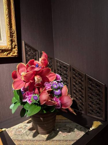 .
[This week's flowers at Bettei Kanyoso 💐]

These are the flowers that decorate the shop.
The event was produced by Oyama Flower Shop!
Thank you as always 😊

Have you decided what you'll do during the Obon period?
Please come and enjoy a meal at Bettei Kanyoso this year!

Seats tend to fill up quickly during the Obon period!
Please make your reservation early!!

"Yasuda Kawara Tile Vase MYK" by Marumi Yasuda Kawara
Combining the warmth of wood with dignified beauty, it supports and embraces flowers.
(From Marusan Yasuda Tile Industry Online Store)
https://marumikawara.stores.jp/

We look forward to your visit ^ ^

↓We recommend you make your reservation online!
https://seikoanbetteikanyoso.owst.jp/(Hot Pepper)

For reservations and inquiries,
📞025-211-7703

From the link in the profile
You can access the website!
🔍@seikoan_bettei_kanyoso

Other SNS and gourmet sites
For more details, please click here↓↓
https://lit.link/Qes1EGif55alyDCldOYLbnL3EXI3
(Bettei Kanyoso Rittrink)

【This week's flowers at Bettei Kanyoso 💐】

These are the flowers that decorate the store.💐
We ask Koyamaseikaten to produce it!
Thank you as always.😊

Have you decided on your plans for the Obon period?
Please enjoy your meal at Bettei Hanyoso this year.

During the Obon period, it is easy to fill up seats!
Please make a reservation as soon as possible!!

We look forward to your reservation.

↓Online reservations are recommended for reservations!
https://seikoanbetteikanyoso.owst.jp/(HOT PEPPER)

For reservations and inquiries,
📞025-211-7703

You can access the website from the profile link!
🔍@seikoan_bettei_kanyoso

You can see more details such as other SNS and gourmet sites here ↓↓
https://lit.link/Qes1EGif55alyDCldOYLbnL3EXI3(lit.link)

#Betteikanyoso #NiigataGourmet #NiigataLunch #NiigataDinner #FurumachiLunch #FurumachiDinner #AnniversaryDinner #JapaneseGarden #NiigataGrandHotel #Gyokusendo #HammeredCopperware #Meeting #MeetingDinnerParty #MemorialService #Engagement #WaxCasting #CookieBox #CookieTin #Celebration #Birthday #YasudaTile #Yasuda #MarusanYasudaTileIndustry #kanyoso #betteikanyoso #niigata #niigatarestaurant #teppanyaki #ObonHoliday #SummerHoliday
