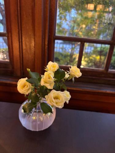 .
[This week's flowers at Bettei Kanyoso 💐]

These are the flowers that decorate the shop.
The event was produced by Oyama Flower Shop!
Thank you as always 😊

Have you decided what you'll do during the Obon period?
Please come and enjoy a meal at Bettei Kanyoso this year!

Seats tend to fill up quickly during the Obon period!
Please make your reservation early!!

"Yasuda Kawara Tile Vase MYK" by Marumi Yasuda Kawara
Combining the warmth of wood with dignified beauty, it supports and embraces flowers.
(From Marusan Yasuda Tile Industry Online Store)
https://marumikawara.stores.jp/

We look forward to your visit ^ ^

↓We recommend you make your reservation online!
https://seikoanbetteikanyoso.owst.jp/(Hot Pepper)

For reservations and inquiries,
📞025-211-7703

From the link in the profile
You can access the website!
🔍@seikoan_bettei_kanyoso

Other SNS and gourmet sites
For more details, please click here↓↓
https://lit.link/Qes1EGif55alyDCldOYLbnL3EXI3
(Bettei Kanyoso Rittrink)

【This week's flowers at Bettei Kanyoso 💐】

These are the flowers that decorate the store.💐
We ask Koyamaseikaten to produce it!
Thank you as always.😊

Have you decided on your plans for the Obon period?
Please enjoy your meal at Bettei Hanyoso this year.

During the Obon period, it is easy to fill up seats!
Please make a reservation as soon as possible!!

We look forward to your reservation.

↓Online reservations are recommended for reservations!
https://seikoanbetteikanyoso.owst.jp/(HOT PEPPER)

For reservations and inquiries,
📞025-211-7703

You can access the website from the profile link!
🔍@seikoan_bettei_kanyoso

You can see more details such as other SNS and gourmet sites here ↓↓
https://lit.link/Qes1EGif55alyDCldOYLbnL3EXI3(lit.link)

#Betteikanyoso #NiigataGourmet #NiigataLunch #NiigataDinner #FurumachiLunch #FurumachiDinner #AnniversaryDinner #JapaneseGarden #NiigataGrandHotel #Gyokusendo #HammeredCopperware #Meeting #MeetingDinnerParty #MemorialService #Engagement #WaxCasting #CookieBox #CookieTin #Celebration #Birthday #YasudaTile #Yasuda #MarusanYasudaTileIndustry #kanyoso #betteikanyoso #niigata #niigatarestaurant #teppanyaki #ObonHoliday #SummerHoliday