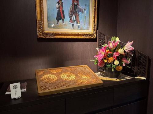 .
[Information about the exhibition at the villa Kanyoso 📢]

Recently, we have received a message from Yoshida Joinery Manufacturing Co., Ltd. in Minami-ku, Niigata City.
We have replaced the "Kumiko Craft" exhibit pieces that we have been borrowing!

◉New frame decoration!
Original design finished with the best technology
Traditional craft "Kumiko frame"

◉ Modern layered gentian
The classic "layered gentian" pattern
It is expressed as a three-dimensional object with flow.

◉Profile
Shinya Yoshida (Woodworking Vocational Training Instructor/First Class Joinery Technician)

Born in Minami Ward, Niigata City in 1968
After graduating from university, he joined his family's Yoshida Joinery Manufacturing Co., Ltd.
Since then, he has been combining small pieces of wood to create geometric patterns.
He is involved in "Kumiko."The delicate and rhythmic feel created by natural wood
The expressions are expressed in various works.
There are also many workshops held.

2020 Niigata Prefecture Governor's Award "Niigata Master Craftsman"
2023 Niigata City Skilled Worker Award
2018 National Joinery Exhibition Minister of Economy, Trade and Industry Award
2024 Minister of Land, Infrastructure, Transport and Tourism Award at the National Joinery Exhibition

Yoshida Joinery Manufacturing Co., Ltd.
520-5 Izumi, Minami-ku, Niigata City
TEL📞025-373-3657
https://yoshidatategu.info/

【Information on the exhibition of Bettei Kanyoso works📢】

From the other day, we replaced the "Kumiko Crafts" exhibition works that we borrowed from Yoshida Co., Ltd. in Minami-ku, Niigata City!

◉ Frame decoration
Traditional crafts with the best technology to finish the original design "Kumiko Frame"

◉ Modern style layered rindo
The classic pattern of "layered rindo" is expressed as a flowing three-dimensional.

◉ A profile
Shinya Yoshida(Woodworking Department Vocational Training Instructor/First-class joinery technician)

1968 Born in Minami Ward, Niigata City
After graduating from university, he joined his parents' house, Yoshida Join Works Co., Ltd.
Since then, he has been involved in "Kumiko", which combines small pieces of wood to create geometric patterns.
The delicate and rhythmic expressions created by natural trees are expressed in various works.
Many workshops are also held.

Yoshida Tategu Seisakujo., Ltd.
520-5 Izumi, Minami-ku, Niigata City
TEL📞025-373-3657
https://yoshidatategu.info/

#Kumiko #Box #Lamp #Lampshade #JapaneseInterior #Interior #JapaneseStyle #Lighting #FrameOrnament #LayeredWisteria #GeometricPattern #TraditionalCrafts #Niigata #Betteikanyoso #Handmade #Interior #InteriorDesign #Japan #JapaneseArt #WoodArt #WoodDesign #Niigata #Betteikanyoso #Kanyoso