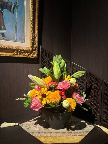 .
[This week's flowers at Bettei Kanyoso 💐]

These are the flowers that decorate the shop.
The event was produced by Oyama Flower Shop!
Thank you as always 😊

Have you decided what you'll do during the Obon period?
Please come and enjoy a meal at Bettei Kanyoso this year!

Seats tend to fill up quickly during the Obon period!
Please make your reservation early!!

"Yasuda Kawara Tile Vase MYK" by Marumi Yasuda Kawara
Combining the warmth of wood with dignified beauty, it supports and embraces flowers.
(From Marusan Yasuda Tile Industry Online Store)
https://marumikawara.stores.jp/

We look forward to your visit ^ ^

↓We recommend you make your reservation online!
https://seikoanbetteikanyoso.owst.jp/(Hot Pepper)

For reservations and inquiries,
📞025-211-7703

From the link in the profile
You can access the website!
🔍@seikoan_bettei_kanyoso

Other SNS and gourmet sites
For more details, please click here↓↓
https://lit.link/Qes1EGif55alyDCldOYLbnL3EXI3
(Bettei Kanyoso Rittrink)

【This week's flowers at Bettei Kanyoso 💐】

These are the flowers that decorate the store.💐
We ask Koyamaseikaten to produce it!
Thank you as always.😊

Have you decided on your plans for the Obon period?
Please enjoy your meal at Bettei Hanyoso this year.

During the Obon period, it is easy to fill up seats!
Please make a reservation as soon as possible!!

We look forward to your reservation.

↓Online reservations are recommended for reservations!
https://seikoanbetteikanyoso.owst.jp/(HOT PEPPER)

For reservations and inquiries,
📞025-211-7703

You can access the website from the profile link!
🔍@seikoan_bettei_kanyoso

You can see more details such as other SNS and gourmet sites here ↓↓
https://lit.link/Qes1EGif55alyDCldOYLbnL3EXI3(lit.link)

#Betteikanyoso #NiigataGourmet #NiigataLunch #NiigataDinner #FurumachiLunch #FurumachiDinner #AnniversaryDinner #JapaneseGarden #NiigataGrandHotel #Gyokusendo #HammeredCopperware #Meeting #MeetingDinnerParty #MemorialService #Engagement #CookieBox #CookieTin #Celebration #Birthday #Bouquet #YasudaTile #Yasuda #MarusanYasudaTileIndustry #kanyoso #betteikanyoso #niigata #niigatarestaurant #teppanyaki #ObonHoliday #SummerHoliday
