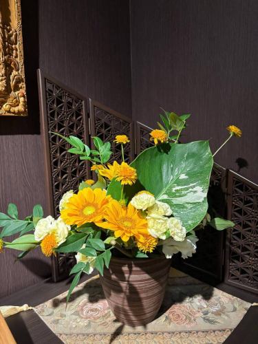 .
[本週別邸觀賞莊的花💐]

這些是裝飾商店的花。
本次活動由小山花店主辦！
一如既往地感謝你😊

“安田河原瓷磚花瓶 MYK” 由 Marumi Yasuda Kawara
它將木材的溫暖與莊重的美感融為一體，支撐並擁抱著花朵。
（摘自丸山安田瓷磚工業網上商店）
https://marumikawara.stores.jp/

我們期待您的光臨^^

↓建議您在線預訂！
https://seikoanbetteikanyoso.owst.jp/(辣椒)

如需預約或諮詢，
📞025-211-7703

來自個人資料中的鏈接
您可以造訪該網站！
🔍@seikoan_bettei_kanyoso

其他SNS及美食網站
更多詳情請點這裡↓↓
https://lit.link/Qes1EGif55alyDCldOYLbnL3EXI3
（別邸 Kanyoso Rittrink）

【本週別邸觀葉莊的花💐】

這些是裝飾商店的花。 💐
We ask Koyamaseikaten to produce it!
一如既往地感謝您。 😊

We look forward to your reservation.

↓建議線上預約哦！
https://seikoanbetteikanyoso.owst.jp/(HOT PEPPER)

For reservations and inquiries,
📞025-211-7703

You can access the website from the profile link!
🔍@seikoan_bettei_kanyoso

其他SNS、美食網站等詳情可在此查看↓↓
https://lit.link/Qes1EGif55alyDCldOYLbnL3EXI3(lit.link)

#Bettei Kanyoso #新潟美食 #新潟午餐 #新潟晚餐 #古町午餐 #古町晚餐 #每月新潟 #週年紀念晚餐 #日本花園 #新潟大酒店 #玉泉堂 #HammeredCopperware #會議 #MeetingDinnerParty #MemorialService #Engagement #Wudabnaing #Cookieookied #CookieTin #Party #MemorialService #Engagement #Wudabidi #Cookieookied #CookieTudaAookiez #CudaSaadbahdhioohi #Nahahahahahahah迴天哪#kanyoso #betteikanyoso #niigata #niigatarestaurant #teppanyaki #summervacation