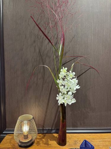 .
[本週別邸觀賞莊的花💐]

這些是裝飾商店的花。
本次活動由小山花店主辦！
一如既往地感謝你😊

“安田河原瓷磚花瓶 MYK” 由 Marumi Yasuda Kawara
它將木材的溫暖與莊重的美感融為一體，支撐並擁抱著花朵。
（摘自丸山安田瓷磚工業網上商店）
https://marumikawara.stores.jp/

我們期待您的光臨^^

↓建議您在線預訂！
https://seikoanbetteikanyoso.owst.jp/(辣椒)

如需預約或諮詢，
📞025-211-7703

來自個人資料中的鏈接
您可以造訪該網站！
🔍@seikoan_bettei_kanyoso

其他SNS及美食網站
更多詳情請點這裡↓↓
https://lit.link/Qes1EGif55alyDCldOYLbnL3EXI3
（別邸 Kanyoso Rittrink）

【本週別邸觀葉莊的花💐】

這些是裝飾商店的花。 💐
We ask Koyamaseikaten to produce it!
一如既往地感謝您。 😊

We look forward to your reservation.

↓建議線上預約哦！
https://seikoanbetteikanyoso.owst.jp/(HOT PEPPER)

For reservations and inquiries,
📞025-211-7703

You can access the website from the profile link!
🔍@seikoan_bettei_kanyoso

其他SNS、美食網站等詳情可在此查看↓↓
https://lit.link/Qes1EGif55alyDCldOYLbnL3EXI3(lit.link)

#Bettei Kanyoso #新潟美食 #新潟午餐 #新潟晚餐 #古町午餐 #古町晚餐 #每月新潟 #週年紀念晚餐 #日本花園 #新潟大酒店 #玉泉堂 #HammeredCopperware #會議 #MeetingDinnerParty #MemorialService #Engagement #Wudabnaing #Cookieookied #CookieTin #Party #MemorialService #Engagement #Wudabidi #Cookieookied #CookieTudaAookiez #CudaSaadbahdhioohi #Nahahahahahahah迴天哪#kanyoso #betteikanyoso #niigata #niigatarestaurant #teppanyaki #summervacation