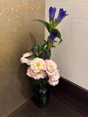 .
[本週別邸觀賞莊的花💐]

這些是裝飾商店的花。
本次活動由小山花店主辦！
一如既往地感謝你😊

“安田河原瓷磚花瓶 MYK” 由 Marumi Yasuda Kawara
它將木材的溫暖與莊重的美感融為一體，支撐並擁抱著花朵。
（摘自丸山安田瓷磚工業網上商店）
https://marumikawara.stores.jp/

我們期待您的光臨^^

↓建議您在線預訂！
https://seikoanbetteikanyoso.owst.jp/(辣椒)

如需預約或諮詢，
📞025-211-7703

來自個人資料中的鏈接
您可以造訪該網站！
🔍@seikoan_bettei_kanyoso

其他SNS及美食網站
更多詳情請點這裡↓↓
https://lit.link/Qes1EGif55alyDCldOYLbnL3EXI3
（別邸 Kanyoso Rittrink）

【本週別邸觀葉莊的花💐】

這些是裝飾商店的花。 💐
We ask Koyamaseikaten to produce it!
一如既往地感謝您。 😊

We look forward to your reservation.

↓建議線上預約哦！
https://seikoanbetteikanyoso.owst.jp/(HOT PEPPER)

For reservations and inquiries,
📞025-211-7703

You can access the website from the profile link!
🔍@seikoan_bettei_kanyoso

其他SNS、美食網站等詳情可在此查看↓↓
https://lit.link/Qes1EGif55alyDCldOYLbnL3EXI3(lit.link)

#Bettei Kanyoso #新潟美食 #新潟午餐 #新潟晚餐 #古町午餐 #古町晚餐 #每月新潟 #週年紀念晚餐 #日本花園 #新潟大酒店 #玉泉堂 #HammeredCopperware #會議 #MeetingDinnerParty #MemorialService #Engagement #Wudabnaing #Cookieookied #CookieTin #Party #MemorialService #Engagement #Wudabidi #Cookieookied #CookieTudaAookiez #CudaSaadbahdhioohi #Nahahahahahahah迴天哪#kanyoso #betteikanyoso #niigata #niigatarestaurant #teppanyaki #summervacation