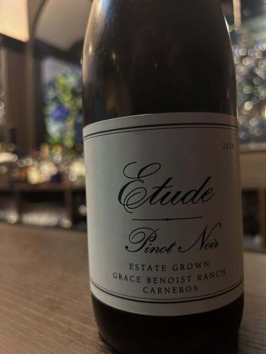.
~別邸觀音莊葡萄酒新聞✉️~

卡內羅斯黑皮諾
Carneros Pinot Noir
練習曲
Etude

Etude酒莊是由傳奇葡萄酒顧問Tony Sauter於1982年創立的酒莊，Tony Sauter在1980年代與加州納帕谷多家著名的優質酒莊合作過。他們自己葡萄園出產的單一葡萄園黑皮諾尤其出色。

Etude is a winery founded in 1982 by legendary wine consultant Tony Sorter, who worked on many famous premium wineries in Napa Valley, California in the 1980s. Pinot Noir, a single vineyard brought from our own cultivation fields, is particularly excellent.

您可以透過我們個人資料中的連結造訪該網站！
🔍@seikoan_bettei_kanyoso

如需預約或諮詢，
📞025-211-7703

線上預訂
辣椒
https://seikoanbetteikanyoso.owst.jp/

#別邸觀音莊 #新潟美食 #新潟午餐 #新潟晚餐 #古町午餐 #古町晚餐 #週年紀念晚餐 #日本花園 #新潟大酒店 #辣椒美食 #會議 #會議晚宴 #法國 #葡萄酒 #新潟大酒店 #前新潟縣副知事官邸