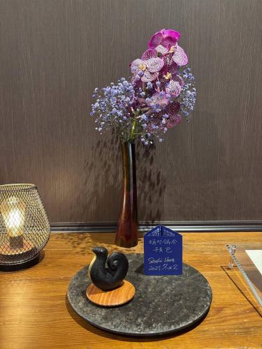 .
[本週別邸觀賞莊的花💐]

鮮花裝點店！
本次活動由小山花店主辦！
一如既往地感謝你😊

盂蘭盆節已經結束，座位也相對較多。
請考慮在 Bettei Kanyoso 用餐☺︎

“安田河原瓷磚花瓶 MYK” 由 Marumi Yasuda Kawara
它將木材的溫暖與莊重的美感融為一體，支撐並擁抱著花朵。
（摘自丸山安田瓷磚工業網上商店）
https://marumikawara.stores.jp/

我們期待您的光臨^^

↓建議您在線預訂！
https://seikoanbetteikanyoso.owst.jp/(辣椒)

如需預約或諮詢，
📞025-211-7703

來自個人資料中的鏈接
您可以造訪該網站！
🔍@seikoan_bettei_kanyoso

其他SNS及美食網站
更多詳情請點這裡↓↓
https://lit.link/Qes1EGif55alyDCldOYLbnL3EXI3
（別邸 Kanyoso Rittrink）

【本週別邸觀葉莊的花💐】

這些是裝飾商店的花。 💐
We ask Koyamaseikaten to produce it!
一如既往地感謝您。 😊

We look forward to your reservation.

↓建議線上預約哦！
https://seikoanbetteikanyoso.owst.jp/(HOT PEPPER)

For reservations and inquiries,
📞025-211-7703

You can access the website from the profile link!
🔍@seikoan_bettei_kanyoso

其他SNS、美食網站等詳情可在此查看↓↓
https://lit.link/Qes1EGif55alyDCldOYLbnL3EXI3(lit.link)

#新潟美食#新潟午餐#新潟晚餐#古町午餐#古町晚餐#週年晚餐#日本花園#新潟大酒店#玉泉堂#HammeredCopperware#Meeting#MeetingDinner#MemorialService#Engagement#WaxCasting#Celebbration#Birthday#YasudaTile未來#YasudadsoiuoooYoooofanoofff未來口 #OsudaTile; #niigatarestaurant #teppanyaki #ObonHoliday #SummerHoliday
