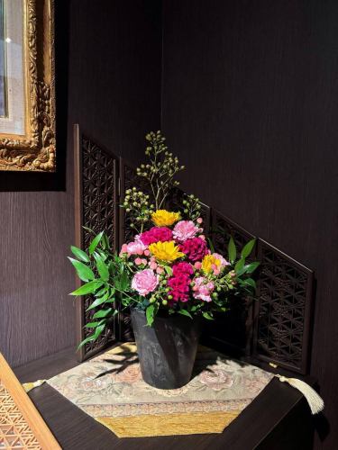 .
[本週別邸觀賞莊的花💐]

鮮花裝點店！
本次活動由小山花店主辦！
一如既往地感謝你😊

盂蘭盆節已經結束，座位也相對較多。
請考慮在 Bettei Kanyoso 用餐☺︎

“安田河原瓷磚花瓶 MYK” 由 Marumi Yasuda Kawara
它將木材的溫暖與莊重的美感融為一體，支撐並擁抱著花朵。
（摘自丸山安田瓷磚工業網上商店）
https://marumikawara.stores.jp/

我們期待您的光臨^^

↓建議您在線預訂！
https://seikoanbetteikanyoso.owst.jp/(辣椒)

如需預約或諮詢，
📞025-211-7703

來自個人資料中的鏈接
您可以造訪該網站！
🔍@seikoan_bettei_kanyoso

其他SNS及美食網站
更多詳情請點這裡↓↓
https://lit.link/Qes1EGif55alyDCldOYLbnL3EXI3
（別邸 Kanyoso Rittrink）

【本週別邸觀葉莊的花💐】

這些是裝飾商店的花。 💐
We ask Koyamaseikaten to produce it!
一如既往地感謝您。 😊

We look forward to your reservation.

↓建議線上預約哦！
https://seikoanbetteikanyoso.owst.jp/(HOT PEPPER)

For reservations and inquiries,
📞025-211-7703

You can access the website from the profile link!
🔍@seikoan_bettei_kanyoso

其他SNS、美食網站等詳情可在此查看↓↓
https://lit.link/Qes1EGif55alyDCldOYLbnL3EXI3(lit.link)

#新潟美食#新潟午餐#新潟晚餐#古町午餐#古町晚餐#週年晚餐#日本花園#新潟大酒店#玉泉堂#HammeredCopperware#Meeting#MeetingDinner#MemorialService#Engagement#WaxCasting#Celebbration#Birthday#YasudaTile未來#YasudadsoiuoooYoooofanoofff未來口 #OsudaTile; #niigatarestaurant #teppanyaki #ObonHoliday #SummerHoliday