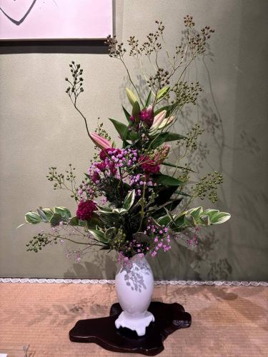 .
[本週別邸觀賞莊的花💐]

鮮花裝點店！
本次活動由小山花店主辦！
一如既往地感謝你😊

盂蘭盆節已經結束，座位也相對較多。
請考慮在 Bettei Kanyoso 用餐☺︎

“安田河原瓷磚花瓶 MYK” 由 Marumi Yasuda Kawara
它將木材的溫暖與莊重的美感融為一體，支撐並擁抱著花朵。
（摘自丸山安田瓷磚工業網上商店）
https://marumikawara.stores.jp/

我們期待您的光臨^^

↓建議您在線預訂！
https://seikoanbetteikanyoso.owst.jp/(辣椒)

如需預約或諮詢，
📞025-211-7703

來自個人資料中的鏈接
您可以造訪該網站！
🔍@seikoan_bettei_kanyoso

其他SNS及美食網站
更多詳情請點這裡↓↓
https://lit.link/Qes1EGif55alyDCldOYLbnL3EXI3
（別邸 Kanyoso Rittrink）

【本週別邸觀葉莊的花💐】

這些是裝飾商店的花。 💐
We ask Koyamaseikaten to produce it!
一如既往地感謝您。 😊

We look forward to your reservation.

↓建議線上預約哦！
https://seikoanbetteikanyoso.owst.jp/(HOT PEPPER)

For reservations and inquiries,
📞025-211-7703

You can access the website from the profile link!
🔍@seikoan_bettei_kanyoso

其他SNS、美食網站等詳情可在此查看↓↓
https://lit.link/Qes1EGif55alyDCldOYLbnL3EXI3(lit.link)

#新潟美食#新潟午餐#新潟晚餐#古町午餐#古町晚餐#週年晚餐#日本花園#新潟大酒店#玉泉堂#HammeredCopperware#Meeting#MeetingDinner#MemorialService#Engagement#WaxCasting#Celebbration#Birthday#YasudaTile未來#YasudadsoiuoooYoooofanoofff未來口 #OsudaTile; #niigatarestaurant #teppanyaki #ObonHoliday #SummerHoliday