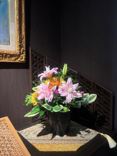.
【별 저택 양장의 이번주의 꽃💐】

가게를 물들이는 꽃들 💐
프로듀스는 코야마 생화점에 부탁드립니다!
항상 감사합니다 😊

『야스다 기와화기 MYK』 Marumi Yasuda Kawara
나무의 따뜻함과 늠름한 아름다움을 겸비하고, 꽃에 다가가 서포트합니다.
(마루 산야스 기와 산업 온라인 스토어에서)
https://marumikawara.stores.jp/

내점 기다리고 있습니다^^

↓ 예약은 온라인 예약을 추천합니다!
https://seikoanbetteikanyoso.owst.jp/(핫 페퍼)

예약 문의는,
📞025-211-7703

프로필 링크에서
웹 사이트에 액세스 할 수 있습니다!
🔍 @seikoan_bettei_kanyoso

기타 SNS와 미식가 사이트 등
자세한 것은 이쪽으로부터 보실 수 있습니다↓↓
https://lit.link/Qes1EGif55alyDCldOYLbnL3EXI3
(별 저택 양장 릿 링크)

【This week's flowers at Bettei Kanyoso 💐】

These are the flowers that decorate the store.💐
We ask Koyamaseikaten to produce it!
Thank you as always.😊

We look forward to your reservation.

↓Online reservations are recommended for reservations!
https://seikoanbetteikanyoso.owst.jp/(HOT PEPPER)

For reservations and inquiries,
📞025-211-7703

You can access the website from the profile link!
🔍 @seikoan_bettei_kanyoso

You can see more details such as other SNS and gourmet sites here ↓↓
https://lit.link/Qes1EGif55alyDCldOYLbnL3EXI3(lit.link)

#별 저택 양장 #니가타 음식 #니가타 점심 #니가타 디너 #후루마치 점심 #후루마치 저녁 식사 #기념일 저녁 식사 #일본 정원 #니가타 그랜드 호텔 #다마가와도 #진기 동기 #얼굴 맞추기 식사회 #법요 #결납 #왁스형 주금 #쿠키 박스 #야스다 기와 #야스다 #마루 산야다 기와 산업 #kanyoso #betteikanyoso #niigata #niigatarestaurant #teppanyaki #가을