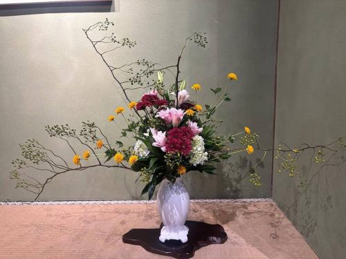 .
[本周别邸观赏庄的鲜花💐]

这些是装饰商店的花。
本次活动由小山花店主办！
一如既往地感谢你😊

“安田河原瓷砖花瓶 MYK” by Marumi Yasuda Kawara
它将木材的温暖与庄重的美感融为一体，支撑并拥抱着花朵。
（摘自丸山安田瓷砖工业网上商店）
https://marumikawara.stores.jp/

根据时间和人数，我们可能能够安排即将到来的日期，因此请随时与我们联系！
我们期待您的光临^^

↓建议您在线预订！
https://seikoanbetteikanyoso.owst.jp/(辣椒)

如需预订或咨询，
📞025-211-7703

来自个人资料中的链接
您可以访问该网站！
🔍@seikoan_bettei_kanyoso

其他SNS及美食网站
更多详情请点击这里↓↓
https://lit.link/Qes1EGif55alyDCldOYLbnL3EXI3
（别邸 Kanyoso Rittrink）

【本周别邸观叶庄的鲜花💐】

这些是装饰商店的花。💐
We ask Koyamaseikaten to produce it!
一如既往地感谢您。😊

We look forward to your reservation.

↓建议线上预约哦！
https://seikoanbetteikanyoso.owst.jp/(HOT PEPPER)

For reservations and inquiries,
📞025-211-7703

You can access the website from the profile link!
🔍@seikoan_bettei_kanyoso

其他SNS、美食网站等详情可在此查看↓↓
https://lit.link/Qes1EGif55alyDCldOYLbnL3EXI3(lit.link)

#Bettei Kanyoso #新泻美食 #新泻午餐 #新泻晚餐 #古町午餐 #古町晚餐 #周年纪念晚餐 #日本花园 #新泻大酒店 #玉泉堂 #HammeredCopperware #Meeting #MeetingDinnerParty #MemorialService #Engagement #WaxCasting #CookieBox #CookieTin #Celebration #Birthday #花束 #YasudaTile #Yasuda #MarusanYasudaTileIndustry #kanyoso #betteikanyoso #niigata #niigatarestaurant #teppanyaki #Autumn