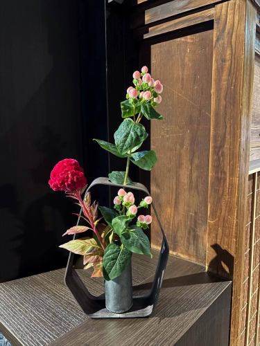 .
[本週別邸觀賞莊的花💐]

這些是裝飾商店的花。
本次活動由小山花店主辦！
一如既往地感謝你😊

“安田河原瓷磚花瓶 MYK” 由 Marumi Yasuda Kawara
它將木材的溫暖與莊重的美感融為一體，支撐並擁抱著花朵。
（摘自丸山安田瓷磚工業網上商店）
https://marumikawara.stores.jp/

我們期待您的光臨^^

↓建議您在線預訂！
https://seikoanbetteikanyoso.owst.jp/(辣椒)

如需預約或諮詢，
📞025-211-7703

來自個人資料中的鏈接
您可以造訪該網站！
🔍@seikoan_bettei_kanyoso

其他SNS及美食網站
更多詳情請點這裡↓↓
https://lit.link/Qes1EGif55alyDCldOYLbnL3EXI3
（別邸 Kanyoso Rittrink）

【本週別邸觀葉莊的花💐】

這些是裝飾商店的花。 💐
We ask Koyamaseikaten to produce it!
一如既往地感謝您。 😊

We look forward to your reservation.

↓建議線上預約哦！
https://seikoanbetteikanyoso.owst.jp/(HOT PEPPER)

For reservations and inquiries,
📞025-211-7703

You can access the website from the profile link!
🔍@seikoan_bettei_kanyoso

其他SNS、美食網站等詳情可在此查看↓↓
https://lit.link/Qes1EGif55alyDCldOYLbnL3EXI3(lit.link)

#Bettei Kanyoso #新潟美食 #新潟午餐 #新潟晚餐 #古町午餐 #古町晚餐 #週年紀念晚餐 #日本花園 #新潟大酒店 #玉泉堂 #HammeredCopperware #Meeting #MeetingDinnerParty #MemorialService #Engagement #WaxCasting #CookieBox #MeetingDinnerParty #MemorialService #Engagement #WaxCasting #CookieBox #CookieTobdald #MemorialService #Engagement #Wpookieas #CookieBox #CookieTobdis #Cookiea #Yeleb; #MarusanYasudaTileIndustry #kanyoso #betteikanyoso #niigata #niigatarestaurant #teppanyaki #Autumn