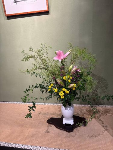 .
[本週別邸觀賞莊的花💐]

這些是裝飾商店的花。
本次活動由小山花店主辦！
一如既往地感謝你😊

“安田河原瓷磚花瓶 MYK” 由 Marumi Yasuda Kawara
它將木材的溫暖與莊重的美感融為一體，支撐並擁抱著花朵。
（摘自丸山安田瓷磚工業網上商店）
https://marumikawara.stores.jp/

我們期待您的光臨^^

↓建議您在線預訂！
https://seikoanbetteikanyoso.owst.jp/(辣椒)

如需預約或諮詢，
📞025-211-7703

來自個人資料中的鏈接
您可以造訪該網站！
🔍@seikoan_bettei_kanyoso

其他SNS及美食網站
更多詳情請點這裡↓↓
https://lit.link/Qes1EGif55alyDCldOYLbnL3EXI3
（別邸 Kanyoso Rittrink）

【本週別邸觀葉莊的花💐】

這些是裝飾商店的花。 💐
We ask Koyamaseikaten to produce it!
一如既往地感謝您。 😊

We look forward to your reservation.

↓建議線上預約哦！
https://seikoanbetteikanyoso.owst.jp/(HOT PEPPER)

For reservations and inquiries,
📞025-211-7703

You can access the website from the profile link!
🔍@seikoan_bettei_kanyoso

其他SNS、美食網站等詳情可在此查看↓↓
https://lit.link/Qes1EGif55alyDCldOYLbnL3EXI3(lit.link)

#Bettei Kanyoso #新潟美食 #新潟午餐 #新潟晚餐 #古町午餐 #古町晚餐 #週年紀念晚餐 #日本花園 #新潟大酒店 #玉泉堂 #HammeredCopperware #Meeting #MeetingDinnerParty #MemorialService #Engagement #WaxCasting #CookieBox #MeetingDinnerParty #MemorialService #Engagement #WaxCasting #CookieBox #CookieTobdald #MemorialService #Engagement #Wpookieas #CookieBox #CookieTobdis #Cookiea #Yeleb; #MarusanYasudaTileIndustry #kanyoso #betteikanyoso #niigata #niigatarestaurant #teppanyaki #Autumn