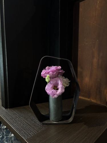 .
【別邸涵養荘の今週のお花💐】

お店を彩るお花たちです💐
プロデュースは小山生花店様にお願いしております！
いつもありがとうございます😊

『安田瓦花器MYK』Marumi Yasuda Kawara
木の暖かみと凛とした美しさを兼ね備え、 花に寄り添い支えます。
(丸三安田瓦工業オンラインストアより)
https://marumikawara.stores.jp/

ご来店お待ちしております^ ^

↓ご予約はオンライン予約がおすすめです！
https://seikoanbetteikanyoso.owst.jp/（ホットペッパー）

ご予約  お問い合わせは、
📞025-211-7703

プロフィールのリンクから
webサイトにアクセスできます！
🔍@seikoan_bettei_kanyoso

その他SNSやグルメサイトなど
詳細はこちらからご覧いただけます↓↓
https://lit.link/Qes1EGif55alyDCldOYLbnL3EXI3
(別邸涵養荘リットリンク)

【This week's flowers at Bettei Kanyoso 💐】

These are the flowers that decorate the store.💐
We ask Koyamaseikaten to produce it!
Thank you as always.😊

We look forward to your reservation.

↓Online reservations are recommended for reservations!
https://seikoanbetteikanyoso.owst.jp/(HOT PEPPER)

For reservations and inquiries,
📞025-211-7703

You can access the website from the profile link!
🔍@seikoan_bettei_kanyoso

You can see more details such as other SNS and gourmet sites here ↓↓
https://lit.link/Qes1EGif55alyDCldOYLbnL3EXI3(lit.link)

#別邸涵養荘 #新潟グルメ #新潟ランチ #新潟ディナー #古町ランチ #古町ディナー #記念日ディナー #日本庭園 #新潟グランドホテル #玉川堂 #鎚起銅器  #顔合わせ #顔合わせ食事会 #法要 #結納 #蝋型鋳金 #クッキーボックス #クッキー缶 #お祝い #誕生日 #花束 #安田瓦 #安田 #丸三安田瓦工業 #kanyoso #betteikanyoso #niigata #niigatarestaurant  #teppanyaki #秋