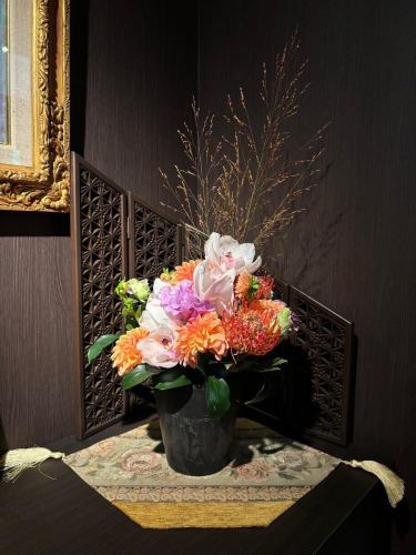 .
【別邸涵養荘の今週のお花💐】

お店を彩るお花たちです💐
プロデュースは小山生花店様にお願いしております！
いつもありがとうございます😊

『安田瓦花器MYK』Marumi Yasuda Kawara
木の暖かみと凛とした美しさを兼ね備え、 花に寄り添い支えます。
(丸三安田瓦工業オンラインストアより)
https://marumikawara.stores.jp/

ご来店お待ちしております^ ^

↓ご予約はオンライン予約がおすすめです！
https://seikoanbetteikanyoso.owst.jp/（ホットペッパー）

ご予約  お問い合わせは、
📞025-211-7703

プロフィールのリンクから
webサイトにアクセスできます！
🔍@seikoan_bettei_kanyoso

その他SNSやグルメサイトなど
詳細はこちらからご覧いただけます↓↓
https://lit.link/Qes1EGif55alyDCldOYLbnL3EXI3
(別邸涵養荘リットリンク)

【This week's flowers at Bettei Kanyoso 💐】

These are the flowers that decorate the store.💐
We ask Koyamaseikaten to produce it!
Thank you as always.😊

We look forward to your reservation.

↓Online reservations are recommended for reservations!
https://seikoanbetteikanyoso.owst.jp/(HOT PEPPER)

For reservations and inquiries,
📞025-211-7703

You can access the website from the profile link!
🔍@seikoan_bettei_kanyoso

You can see more details such as other SNS and gourmet sites here ↓↓
https://lit.link/Qes1EGif55alyDCldOYLbnL3EXI3(lit.link)

#別邸涵養荘 #新潟グルメ #新潟ランチ #新潟ディナー #古町ランチ #古町ディナー #記念日ディナー #日本庭園 #新潟グランドホテル #玉川堂 #鎚起銅器  #顔合わせ #顔合わせ食事会 #法要 #結納 #蝋型鋳金 #クッキーボックス #クッキー缶 #お祝い #誕生日 #花束 #安田瓦 #安田 #丸三安田瓦工業 #kanyoso #betteikanyoso #niigata #niigatarestaurant  #teppanyaki #秋