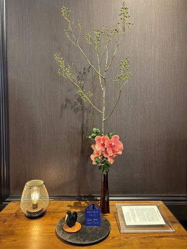 .
【別邸涵養荘の今週のお花💐】

お店を彩るお花たちです💐
プロデュースは小山生花店様にお願いしております！
いつもありがとうございます😊

『安田瓦花器MYK』Marumi Yasuda Kawara
木の暖かみと凛とした美しさを兼ね備え、 花に寄り添い支えます。
(丸三安田瓦工業オンラインストアより)
https://marumikawara.stores.jp/

ご来店お待ちしております^ ^

↓ご予約はオンライン予約がおすすめです！
https://seikoanbetteikanyoso.owst.jp/（ホットペッパー）

ご予約  お問い合わせは、
📞025-211-7703

プロフィールのリンクから
webサイトにアクセスできます！
🔍@seikoan_bettei_kanyoso

その他SNSやグルメサイトなど
詳細はこちらからご覧いただけます↓↓
https://lit.link/Qes1EGif55alyDCldOYLbnL3EXI3
(別邸涵養荘リットリンク)

【This week's flowers at Bettei Kanyoso 💐】

These are the flowers that decorate the store.💐
We ask Koyamaseikaten to produce it!
Thank you as always.😊

We look forward to your reservation.

↓Online reservations are recommended for reservations!
https://seikoanbetteikanyoso.owst.jp/(HOT PEPPER)

For reservations and inquiries,
📞025-211-7703

You can access the website from the profile link!
🔍@seikoan_bettei_kanyoso

You can see more details such as other SNS and gourmet sites here ↓↓
https://lit.link/Qes1EGif55alyDCldOYLbnL3EXI3(lit.link)

#別邸涵養荘 #新潟グルメ #新潟ランチ #新潟ディナー #古町ランチ #古町ディナー #記念日ディナー #日本庭園 #新潟グランドホテル #玉川堂 #鎚起銅器  #顔合わせ #顔合わせ食事会 #法要 #結納 #蝋型鋳金 #クッキーボックス #クッキー缶 #お祝い #誕生日 #花束 #安田瓦 #安田 #丸三安田瓦工業 #kanyoso #betteikanyoso #niigata #niigatarestaurant  #teppanyaki #秋