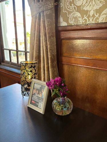 .
【別邸涵養荘の今週のお花💐】

お店を彩るお花たちです💐
プロデュースは小山生花店様にお願いしております！
いつもありがとうございます😊

『安田瓦花器MYK』Marumi Yasuda Kawara
木の暖かみと凛とした美しさを兼ね備え、 花に寄り添い支えます。
(丸三安田瓦工業オンラインストアより)
https://marumikawara.stores.jp/

ご来店お待ちしております^ ^

↓ご予約はオンライン予約がおすすめです！
https://seikoanbetteikanyoso.owst.jp/（ホットペッパー）

ご予約  お問い合わせは、
📞025-211-7703

プロフィールのリンクから
webサイトにアクセスできます！
🔍@seikoan_bettei_kanyoso

その他SNSやグルメサイトなど
詳細はこちらからご覧いただけます↓↓
https://lit.link/Qes1EGif55alyDCldOYLbnL3EXI3
(別邸涵養荘リットリンク)

【This week's flowers at Bettei Kanyoso 💐】

These are the flowers that decorate the store.💐
We ask Koyamaseikaten to produce it!
Thank you as always.😊

We look forward to your reservation.

↓Online reservations are recommended for reservations!
https://seikoanbetteikanyoso.owst.jp/(HOT PEPPER)

For reservations and inquiries,
📞025-211-7703

You can access the website from the profile link!
🔍@seikoan_bettei_kanyoso

You can see more details such as other SNS and gourmet sites here ↓↓
https://lit.link/Qes1EGif55alyDCldOYLbnL3EXI3(lit.link)

#別邸涵養荘 #新潟グルメ #新潟ランチ #新潟ディナー #古町ランチ #古町ディナー #記念日ディナー #日本庭園 #新潟グランドホテル #玉川堂 #鎚起銅器  #顔合わせ #顔合わせ食事会 #法要 #結納 #蝋型鋳金 #クッキーボックス #クッキー缶 #お祝い #誕生日 #花束 #安田瓦 #安田 #丸三安田瓦工業 #kanyoso #betteikanyoso #niigata #niigatarestaurant  #teppanyaki #秋