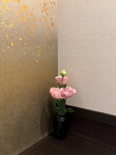 .
【別邸涵養荘の今週のお花💐】

お店を彩るお花たちです💐
プロデュースは小山生花店様にお願いしております！
いつもありがとうございます😊

『安田瓦花器MYK』Marumi Yasuda Kawara
木の暖かみと凛とした美しさを兼ね備え、 花に寄り添い支えます。
(丸三安田瓦工業オンラインストアより)
https://marumikawara.stores.jp/

ご来店お待ちしております^ ^

↓ご予約はオンライン予約がおすすめです！
https://seikoanbetteikanyoso.owst.jp/（ホットペッパー）

ご予約  お問い合わせは、
📞025-211-7703

プロフィールのリンクから
webサイトにアクセスできます！
🔍@seikoan_bettei_kanyoso

その他SNSやグルメサイトなど
詳細はこちらからご覧いただけます↓↓
https://lit.link/Qes1EGif55alyDCldOYLbnL3EXI3
(別邸涵養荘リットリンク)

【This week's flowers at Bettei Kanyoso 💐】

These are the flowers that decorate the store.💐
We ask Koyamaseikaten to produce it!
Thank you as always.😊

We look forward to your reservation.

↓Online reservations are recommended for reservations!
https://seikoanbetteikanyoso.owst.jp/(HOT PEPPER)

For reservations and inquiries,
📞025-211-7703

You can access the website from the profile link!
🔍@seikoan_bettei_kanyoso

You can see more details such as other SNS and gourmet sites here ↓↓
https://lit.link/Qes1EGif55alyDCldOYLbnL3EXI3(lit.link)

#別邸涵養荘 #新潟グルメ #新潟ランチ #新潟ディナー #古町ランチ #古町ディナー #記念日ディナー #日本庭園 #新潟グランドホテル #玉川堂 #鎚起銅器  #顔合わせ #顔合わせ食事会 #法要 #結納 #蝋型鋳金 #クッキーボックス #クッキー缶 #お祝い #誕生日 #花束 #安田瓦 #安田 #丸三安田瓦工業 #kanyoso #betteikanyoso #niigata #niigatarestaurant  #teppanyaki #秋