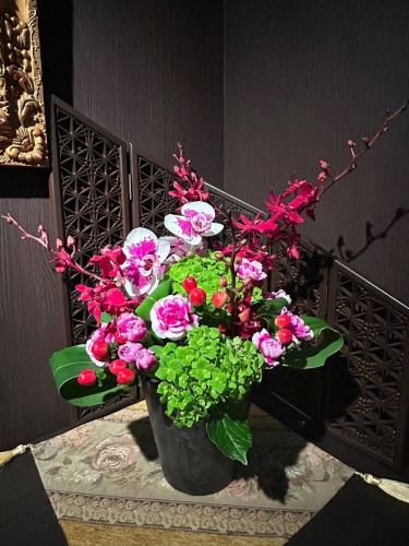 .
【別邸涵養荘の今週のお花💐】
お店を彩るお花たちです💐
プロデュースは小山生花店様にお願いしております!
いつもありがとうございます😊
『安田瓦花器MYK』Marumi Yasuda Kawara
木の暖かみと凛とした美しさを兼ね備え、 花に寄り添い支えます。
(丸三安田瓦工業オンラインストアより)
https://marumikawara.stores.jp/
ご来店お待ちしております^ ^
↓ご予約はオンライン予約がおすすめです!
https://seikoanbetteikanyoso.owst.jp/(ホットペッパー)
ご予約 お問い合わせは、
📞025-211-7703
プロフィールのリンクから
webサイトにアクセスできます!
🔍@seikoan_bettei_kanyoso
その他SNSやグルメサイトなど
詳細はこちらからご覧いただけます↓↓
https://lit.link/Qes1EGif55alyDCldOYLbnL3EXI3
(別邸涵養荘リットリンク)
【This week's flowers at Bettei Kanyoso 💐】
These are the flowers that decorate the store.💐
We ask Koyamaseikaten to produce it!
Thank you as always.😊
We look forward to your reservation.
↓Online reservations are recommended for reservations!
https://seikoanbetteikanyoso.owst.jp/(HOT PEPPER)
For reservations and inquiries,
📞025-211-7703
You can access the website from the profile link!
🔍@seikoan_bettei_kanyoso
You can see more details such as other SNS and gourmet sites here ↓↓
https://lit.link/Qes1EGif55alyDCldOYLbnL3EXI3(lit.link)
#別邸涵養荘 #新潟グルメ #新潟ランチ #新潟ディナー #古町ランチ #古町ディナー #記念日ディナー #日本庭園 #新潟グランドホテル #玉川堂 #鎚起銅器 #顔合わせ #顔合わせ食事会 #法要 #結納 #蝋型鋳金 #クッキーボックス #クッキー缶 #お祝い #誕生日 #花束 #安田瓦 #安田 #丸三安田瓦工業 #kanyoso #betteikanyoso #niigata #niigatarestaurant #teppanyaki #秋