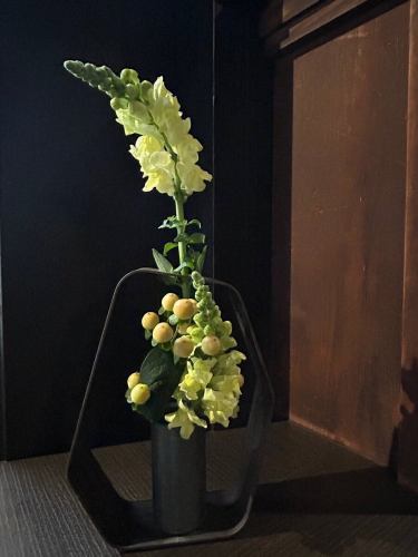 .
【別邸涵養荘の今週のお花💐】
お店を彩るお花たちです💐
プロデュースは小山生花店様にお願いしております!
いつもありがとうございます😊
『安田瓦花器MYK』Marumi Yasuda Kawara
木の暖かみと凛とした美しさを兼ね備え、 花に寄り添い支えます。
(丸三安田瓦工業オンラインストアより)
https://marumikawara.stores.jp/
ご来店お待ちしております^ ^
↓ご予約はオンライン予約がおすすめです!
https://seikoanbetteikanyoso.owst.jp/(ホットペッパー)
ご予約 お問い合わせは、
📞025-211-7703
プロフィールのリンクから
webサイトにアクセスできます!
🔍@seikoan_bettei_kanyoso
その他SNSやグルメサイトなど
詳細はこちらからご覧いただけます↓↓
https://lit.link/Qes1EGif55alyDCldOYLbnL3EXI3
(別邸涵養荘リットリンク)
【This week's flowers at Bettei Kanyoso 💐】
These are the flowers that decorate the store.💐
We ask Koyamaseikaten to produce it!
Thank you as always.😊
We look forward to your reservation.
↓Online reservations are recommended for reservations!
https://seikoanbetteikanyoso.owst.jp/(HOT PEPPER)
For reservations and inquiries,
📞025-211-7703
You can access the website from the profile link!
🔍@seikoan_bettei_kanyoso
You can see more details such as other SNS and gourmet sites here ↓↓
https://lit.link/Qes1EGif55alyDCldOYLbnL3EXI3(lit.link)
#別邸涵養荘 #新潟グルメ #新潟ランチ #新潟ディナー #古町ランチ #古町ディナー #記念日ディナー #日本庭園 #新潟グランドホテル #玉川堂 #鎚起銅器 #顔合わせ #顔合わせ食事会 #法要 #結納 #蝋型鋳金 #クッキーボックス #クッキー缶 #お祝い #誕生日 #花束 #安田瓦 #安田 #丸三安田瓦工業 #kanyoso #betteikanyoso #niigata #niigatarestaurant #teppanyaki #秋