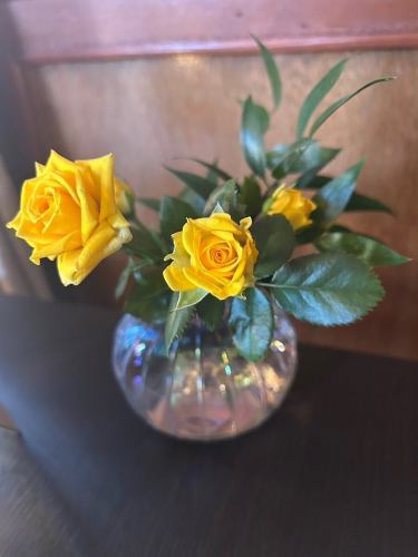 .
【別邸涵養荘の今週のお花💐】
お店を彩るお花たちです💐
プロデュースは小山生花店様にお願いしております!
いつもありがとうございます😊
『安田瓦花器MYK』Marumi Yasuda Kawara
木の暖かみと凛とした美しさを兼ね備え、 花に寄り添い支えます。
(丸三安田瓦工業オンラインストアより)
https://marumikawara.stores.jp/
ご来店お待ちしております^ ^
↓ご予約はオンライン予約がおすすめです!
https://seikoanbetteikanyoso.owst.jp/(ホットペッパー)
ご予約 お問い合わせは、
📞025-211-7703
プロフィールのリンクから
webサイトにアクセスできます!
🔍@seikoan_bettei_kanyoso
その他SNSやグルメサイトなど
詳細はこちらからご覧いただけます↓↓
https://lit.link/Qes1EGif55alyDCldOYLbnL3EXI3
(別邸涵養荘リットリンク)
【This week's flowers at Bettei Kanyoso 💐】
These are the flowers that decorate the store.💐
We ask Koyamaseikaten to produce it!
Thank you as always.😊
We look forward to your reservation.
↓Online reservations are recommended for reservations!
https://seikoanbetteikanyoso.owst.jp/(HOT PEPPER)
For reservations and inquiries,
📞025-211-7703
You can access the website from the profile link!
🔍@seikoan_bettei_kanyoso
You can see more details such as other SNS and gourmet sites here ↓↓
https://lit.link/Qes1EGif55alyDCldOYLbnL3EXI3(lit.link)
#別邸涵養荘 #新潟グルメ #新潟ランチ #新潟ディナー #古町ランチ #古町ディナー #記念日ディナー #日本庭園 #新潟グランドホテル #玉川堂 #鎚起銅器 #顔合わせ #顔合わせ食事会 #法要 #結納 #蝋型鋳金 #クッキーボックス #クッキー缶 #お祝い #誕生日 #花束 #安田瓦 #安田 #丸三安田瓦工業 #kanyoso #betteikanyoso #niigata #niigatarestaurant #teppanyaki #秋