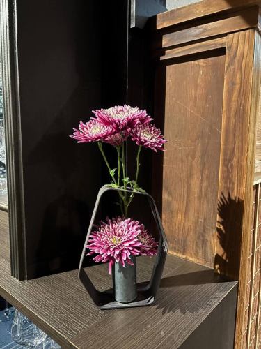 .
【別邸涵養荘の今週のお花💐】

お店を彩るお花たちです💐
プロデュースは小山生花店様にお願いしております！
いつもありがとうございます😊

『安田瓦花器MYK』Marumi Yasuda Kawara
木の暖かみと凛とした美しさを兼ね備え、 花に寄り添い支えます。
(丸三安田瓦工業オンラインストアより)
https://marumikawara.stores.jp/

ご来店お待ちしております^ ^

↓ご予約はオンライン予約がおすすめです！
https://seikoanbetteikanyoso.owst.jp/（ホットペッパー）

ご予約  お問い合わせは、
📞025-211-7703

プロフィールのリンクから
webサイトにアクセスできます！
🔍@seikoan_bettei_kanyoso

その他SNSやグルメサイトなど
詳細はこちらからご覧いただけます↓↓
https://lit.link/Qes1EGif55alyDCldOYLbnL3EXI3
(別邸涵養荘リットリンク)

【This week's flowers at Bettei Kanyoso 💐】

These are the flowers that decorate the store.💐
We ask Koyamaseikaten to produce it!
Thank you as always.😊

We look forward to your reservation.

↓Online reservations are recommended for reservations!
https://seikoanbetteikanyoso.owst.jp/(HOT PEPPER)

For reservations and inquiries,
📞025-211-7703

You can access the website from the profile link!
🔍@seikoan_bettei_kanyoso

You can see more details such as other SNS and gourmet sites here ↓↓
https://lit.link/Qes1EGif55alyDCldOYLbnL3EXI3(lit.link)

#別邸涵養荘 #新潟グルメ #新潟ランチ #新潟ディナー #古町ランチ #古町ディナー #記念日ディナー #日本庭園 #新潟グランドホテル #玉川堂 #鎚起銅器  #顔合わせ #顔合わせ食事会 #法要 #結納 #蝋型鋳金 #クッキーボックス #クッキー缶 #お祝い #誕生日 #花束 #安田瓦 #安田 #丸三安田瓦工業 #kanyoso #betteikanyoso #niigata #niigatarestaurant  #teppanyaki #秋