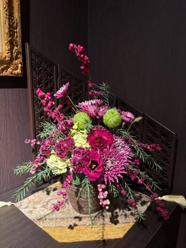 .
【別邸涵養荘の今週のお花💐】

お店を彩るお花たちです💐
プロデュースは小山生花店様にお願いしております！
いつもありがとうございます😊

『安田瓦花器MYK』Marumi Yasuda Kawara
木の暖かみと凛とした美しさを兼ね備え、 花に寄り添い支えます。
(丸三安田瓦工業オンラインストアより)
https://marumikawara.stores.jp/

ご来店お待ちしております^ ^

↓ご予約はオンライン予約がおすすめです！
https://seikoanbetteikanyoso.owst.jp/（ホットペッパー）

ご予約  お問い合わせは、
📞025-211-7703

プロフィールのリンクから
webサイトにアクセスできます！
🔍@seikoan_bettei_kanyoso

その他SNSやグルメサイトなど
詳細はこちらからご覧いただけます↓↓
https://lit.link/Qes1EGif55alyDCldOYLbnL3EXI3
(別邸涵養荘リットリンク)

【This week's flowers at Bettei Kanyoso 💐】

These are the flowers that decorate the store.💐
We ask Koyamaseikaten to produce it!
Thank you as always.😊

We look forward to your reservation.

↓Online reservations are recommended for reservations!
https://seikoanbetteikanyoso.owst.jp/(HOT PEPPER)

For reservations and inquiries,
📞025-211-7703

You can access the website from the profile link!
🔍@seikoan_bettei_kanyoso

You can see more details such as other SNS and gourmet sites here ↓↓
https://lit.link/Qes1EGif55alyDCldOYLbnL3EXI3(lit.link)

#別邸涵養荘 #新潟グルメ #新潟ランチ #新潟ディナー #古町ランチ #古町ディナー #記念日ディナー #日本庭園 #新潟グランドホテル #玉川堂 #鎚起銅器  #顔合わせ #顔合わせ食事会 #法要 #結納 #蝋型鋳金 #クッキーボックス #クッキー缶 #お祝い #誕生日 #花束 #安田瓦 #安田 #丸三安田瓦工業 #kanyoso #betteikanyoso #niigata #niigatarestaurant  #teppanyaki #秋