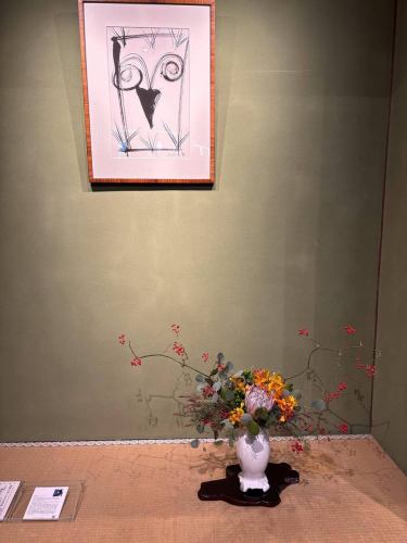 .
【別邸涵養荘の今週のお花💐】

お店を彩るお花たちです💐
プロデュースは小山生花店様にお願いしております！
いつもありがとうございます😊

『安田瓦花器MYK』Marumi Yasuda Kawara
木の暖かみと凛とした美しさを兼ね備え、 花に寄り添い支えます。
(丸三安田瓦工業オンラインストアより)
https://marumikawara.stores.jp/

ご来店お待ちしております^ ^

↓ご予約はオンライン予約がおすすめです！
https://seikoanbetteikanyoso.owst.jp/（ホットペッパー）

ご予約  お問い合わせは、
📞025-211-7703

プロフィールのリンクから
webサイトにアクセスできます！
🔍@seikoan_bettei_kanyoso

その他SNSやグルメサイトなど
詳細はこちらからご覧いただけます↓↓
https://lit.link/Qes1EGif55alyDCldOYLbnL3EXI3
(別邸涵養荘リットリンク)

【This week's flowers at Bettei Kanyoso 💐】

These are the flowers that decorate the store.💐
We ask Koyamaseikaten to produce it!
Thank you as always.😊

We look forward to your reservation.

↓Online reservations are recommended for reservations!
https://seikoanbetteikanyoso.owst.jp/(HOT PEPPER)

For reservations and inquiries,
📞025-211-7703

You can access the website from the profile link!
🔍@seikoan_bettei_kanyoso

You can see more details such as other SNS and gourmet sites here ↓↓
https://lit.link/Qes1EGif55alyDCldOYLbnL3EXI3(lit.link)

#別邸涵養荘 #新潟グルメ #新潟ランチ #新潟ディナー #古町ランチ #古町ディナー #記念日ディナー #日本庭園 #新潟グランドホテル #玉川堂 #鎚起銅器  #顔合わせ #顔合わせ食事会 #法要 #結納 #蝋型鋳金 #クッキーボックス #クッキー缶 #お祝い #誕生日 #花束 #安田瓦 #安田 #丸三安田瓦工業 #kanyoso #betteikanyoso #niigata #niigatarestaurant  #teppanyaki #秋