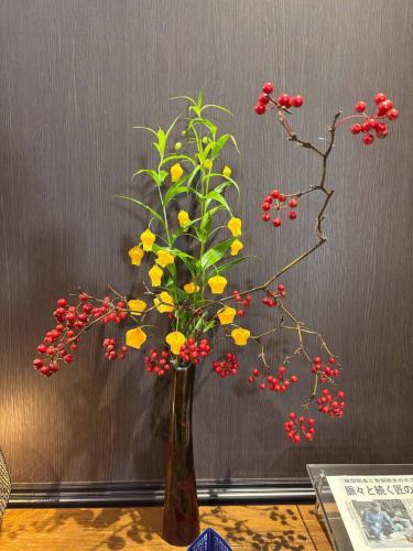 .
【別邸涵養荘の今週のお花💐】

お店を彩るお花たちです💐
プロデュースは小山生花店様にお願いしております！
いつもありがとうございます😊

『安田瓦花器MYK』Marumi Yasuda Kawara
木の暖かみと凛とした美しさを兼ね備え、 花に寄り添い支えます。
(丸三安田瓦工業オンラインストアより)
https://marumikawara.stores.jp/

ご来店お待ちしております^ ^

↓ご予約はオンライン予約がおすすめです！
https://seikoanbetteikanyoso.owst.jp/（ホットペッパー）

ご予約  お問い合わせは、
📞025-211-7703

プロフィールのリンクから
webサイトにアクセスできます！
🔍@seikoan_bettei_kanyoso

その他SNSやグルメサイトなど
詳細はこちらからご覧いただけます↓↓
https://lit.link/Qes1EGif55alyDCldOYLbnL3EXI3
(別邸涵養荘リットリンク)

【This week's flowers at Bettei Kanyoso 💐】

These are the flowers that decorate the store.💐
We ask Koyamaseikaten to produce it!
Thank you as always.😊

We look forward to your reservation.

↓Online reservations are recommended for reservations!
https://seikoanbetteikanyoso.owst.jp/(HOT PEPPER)

For reservations and inquiries,
📞025-211-7703

You can access the website from the profile link!
🔍@seikoan_bettei_kanyoso

You can see more details such as other SNS and gourmet sites here ↓↓
https://lit.link/Qes1EGif55alyDCldOYLbnL3EXI3(lit.link)

#別邸涵養荘 #新潟グルメ #新潟ランチ #新潟ディナー #古町ランチ #古町ディナー #記念日ディナー #日本庭園 #新潟グランドホテル #玉川堂 #鎚起銅器  #顔合わせ #顔合わせ食事会 #法要 #結納 #蝋型鋳金 #クッキーボックス #クッキー缶 #お祝い #誕生日 #花束 #安田瓦 #安田 #丸三安田瓦工業 #kanyoso #betteikanyoso #niigata #niigatarestaurant  #teppanyaki #秋