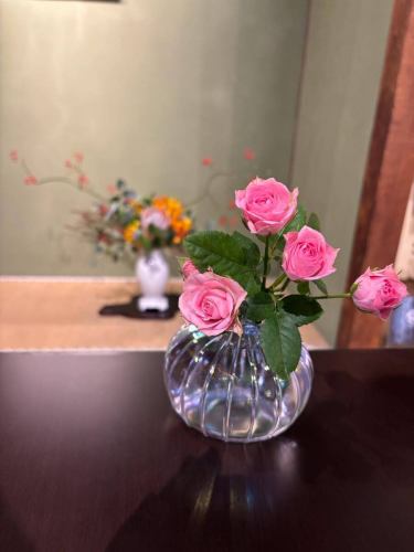.
【別邸涵養荘の今週のお花💐】

お店を彩るお花たちです💐
プロデュースは小山生花店様にお願いしております！
いつもありがとうございます😊

『安田瓦花器MYK』Marumi Yasuda Kawara
木の暖かみと凛とした美しさを兼ね備え、 花に寄り添い支えます。
(丸三安田瓦工業オンラインストアより)
https://marumikawara.stores.jp/

ご来店お待ちしております^ ^

↓ご予約はオンライン予約がおすすめです！
https://seikoanbetteikanyoso.owst.jp/（ホットペッパー）

ご予約  お問い合わせは、
📞025-211-7703

プロフィールのリンクから
webサイトにアクセスできます！
🔍@seikoan_bettei_kanyoso

その他SNSやグルメサイトなど
詳細はこちらからご覧いただけます↓↓
https://lit.link/Qes1EGif55alyDCldOYLbnL3EXI3
(別邸涵養荘リットリンク)

【This week's flowers at Bettei Kanyoso 💐】

These are the flowers that decorate the store.💐
We ask Koyamaseikaten to produce it!
Thank you as always.😊

We look forward to your reservation.

↓Online reservations are recommended for reservations!
https://seikoanbetteikanyoso.owst.jp/(HOT PEPPER)

For reservations and inquiries,
📞025-211-7703

You can access the website from the profile link!
🔍@seikoan_bettei_kanyoso

You can see more details such as other SNS and gourmet sites here ↓↓
https://lit.link/Qes1EGif55alyDCldOYLbnL3EXI3(lit.link)

#別邸涵養荘 #新潟グルメ #新潟ランチ #新潟ディナー #古町ランチ #古町ディナー #記念日ディナー #日本庭園 #新潟グランドホテル #玉川堂 #鎚起銅器  #顔合わせ #顔合わせ食事会 #法要 #結納 #蝋型鋳金 #クッキーボックス #クッキー缶 #お祝い #誕生日 #花束 #安田瓦 #安田 #丸三安田瓦工業 #kanyoso #betteikanyoso #niigata #niigatarestaurant  #teppanyaki #秋