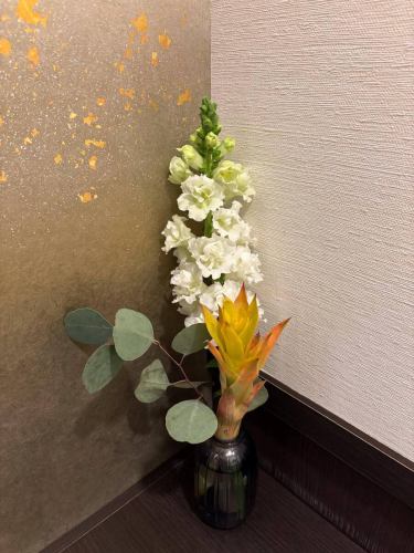 .
【別邸涵養荘の今週のお花💐】

お店を彩るお花たちです💐
プロデュースは小山生花店様にお願いしております！
いつもありがとうございます😊

『安田瓦花器MYK』Marumi Yasuda Kawara
木の暖かみと凛とした美しさを兼ね備え、 花に寄り添い支えます。
(丸三安田瓦工業オンラインストアより)
https://marumikawara.stores.jp/

ご来店お待ちしております^ ^

↓ご予約はオンライン予約がおすすめです！
https://seikoanbetteikanyoso.owst.jp/（ホットペッパー）

ご予約  お問い合わせは、
📞025-211-7703

プロフィールのリンクから
webサイトにアクセスできます！
🔍@seikoan_bettei_kanyoso

その他SNSやグルメサイトなど
詳細はこちらからご覧いただけます↓↓
https://lit.link/Qes1EGif55alyDCldOYLbnL3EXI3
(別邸涵養荘リットリンク)

【This week's flowers at Bettei Kanyoso 💐】

These are the flowers that decorate the store.💐
We ask Koyamaseikaten to produce it!
Thank you as always.😊

We look forward to your reservation.

↓Online reservations are recommended for reservations!
https://seikoanbetteikanyoso.owst.jp/(HOT PEPPER)

For reservations and inquiries,
📞025-211-7703

You can access the website from the profile link!
🔍@seikoan_bettei_kanyoso

You can see more details such as other SNS and gourmet sites here ↓↓
https://lit.link/Qes1EGif55alyDCldOYLbnL3EXI3(lit.link)

#別邸涵養荘 #新潟グルメ #新潟ランチ #新潟ディナー #古町ランチ #古町ディナー #記念日ディナー #日本庭園 #新潟グランドホテル #玉川堂 #鎚起銅器  #顔合わせ #顔合わせ食事会 #法要 #結納 #蝋型鋳金 #クッキーボックス #クッキー缶 #お祝い #誕生日 #花束 #安田瓦 #安田 #丸三安田瓦工業 #kanyoso #betteikanyoso #niigata #niigatarestaurant  #teppanyaki #秋