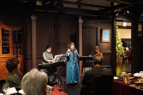 .
先日、吉川ナオミさんのジャズライブディナーを
開催しました！♪
別邸涵養荘では初めての開催です！
食事は別邸涵養荘のフルコースをご用意し、
吉川ナオミさんのライブと合わせて
楽しまれました！

吉川ナオミさん、田中トシユキさん、大竹恵子さん、
素敵なライブをありがとうございました😊

#吉川ナオミ #よしかわなおみ #ヨシカワナオミ #別邸涵養荘  #ジャズ #ジャズライブ #ライブ #ジャズライブディナー #ライブディナー #ディナー #フレンチ #田中トシユキ #タナカトシユキ #アコーディオン #ヴァイオリン #大竹恵子 #ピアノ #ジャズピアノ #ジャズピアニスト