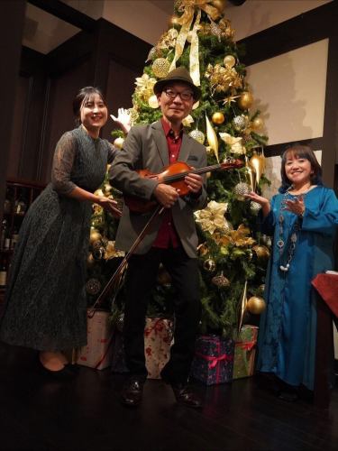 .
先日、吉川ナオミさんのジャズライブディナーを
開催しました！♪
別邸涵養荘では初めての開催です！
食事は別邸涵養荘のフルコースをご用意し、
吉川ナオミさんのライブと合わせて
楽しまれました！

吉川ナオミさん、田中トシユキさん、大竹恵子さん、
素敵なライブをありがとうございました😊

#吉川ナオミ #よしかわなおみ #ヨシカワナオミ #別邸涵養荘  #ジャズ #ジャズライブ #ライブ #ジャズライブディナー #ライブディナー #ディナー #フレンチ #田中トシユキ #タナカトシユキ #アコーディオン #ヴァイオリン #大竹恵子 #ピアノ #ジャズピアノ #ジャズピアニスト