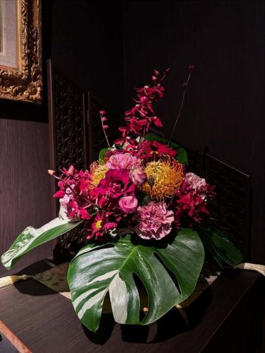 .
【別邸涵養荘の今週のお花💐】

お店を彩るお花たちです💐
プロデュースは小山生花店様にお願いしております！
いつもありがとうございます😊

『安田瓦花器MYK』Marumi Yasuda Kawara
木の暖かみと凛とした美しさを兼ね備え、 花に寄り添い支えます。
(丸三安田瓦工業オンラインストアより)
https://marumikawara.stores.jp/

ご予約、ご来店お待ちしております^ ^

↓ご予約はオンライン予約がおすすめです！
https://seikoanbetteikanyoso.owst.jp/（ホットペッパー）

ご予約  お問い合わせは、
📞025-211-7703

プロフィールのリンクから
webサイトにアクセスできます！
🔍@seikoan_bettei_kanyoso

その他SNSやグルメサイトなど
詳細はこちらからご覧いただけます↓↓
https://lit.link/Qes1EGif55alyDCldOYLbnL3EXI3
(別邸涵養荘リットリンク)

【This week's flowers at Bettei Kanyoso 💐】

These are the flowers that decorate the store.💐
We ask Koyamaseikaten to produce it!
Thank you as always.😊

We look forward to your reservation.

↓Online reservations are recommended for reservations!
https://seikoanbetteikanyoso.owst.jp/(HOT PEPPER)

For reservations and inquiries,
📞025-211-7703

You can access the website from the profile link!
🔍@seikoan_bettei_kanyoso

You can see more details such as other SNS and gourmet sites here ↓↓
https://lit.link/Qes1EGif55alyDCldOYLbnL3EXI3(lit.link)

#別邸涵養荘 #新潟グルメ #新潟ランチ #新潟ディナー #古町ランチ #古町ディナー #記念日ディナー #日本庭園 #新潟グランドホテル #玉川堂 #鎚起銅器  #顔合わせ #顔合わせ食事会 #法要 #結納 #蝋型鋳金  #お祝い #誕生日 #花束 #安田瓦 #安田 #丸三安田瓦工業 #kanyoso #betteikanyoso #niigata #niigatarestaurant  #teppanyaki #秋