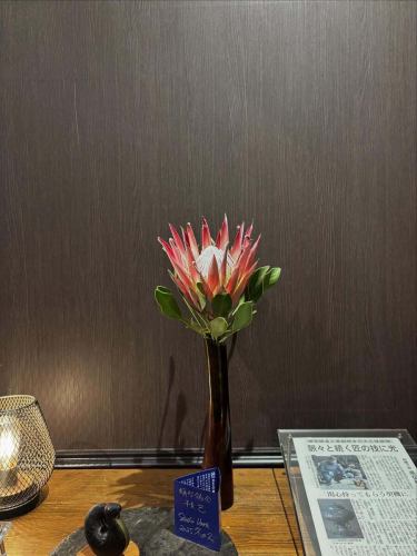 .
【別邸涵養荘の今週のお花💐】

お店を彩るお花たちです💐
プロデュースは小山生花店様にお願いしております！
いつもありがとうございます😊

『安田瓦花器MYK』Marumi Yasuda Kawara
木の暖かみと凛とした美しさを兼ね備え、 花に寄り添い支えます。
(丸三安田瓦工業オンラインストアより)
https://marumikawara.stores.jp/

ご予約、ご来店お待ちしております^ ^

↓ご予約はオンライン予約がおすすめです！
https://seikoanbetteikanyoso.owst.jp/（ホットペッパー）

ご予約  お問い合わせは、
📞025-211-7703

プロフィールのリンクから
webサイトにアクセスできます！
🔍@seikoan_bettei_kanyoso

その他SNSやグルメサイトなど
詳細はこちらからご覧いただけます↓↓
https://lit.link/Qes1EGif55alyDCldOYLbnL3EXI3
(別邸涵養荘リットリンク)

【This week's flowers at Bettei Kanyoso 💐】

These are the flowers that decorate the store.💐
We ask Koyamaseikaten to produce it!
Thank you as always.😊

We look forward to your reservation.

↓Online reservations are recommended for reservations!
https://seikoanbetteikanyoso.owst.jp/(HOT PEPPER)

For reservations and inquiries,
📞025-211-7703

You can access the website from the profile link!
🔍@seikoan_bettei_kanyoso

You can see more details such as other SNS and gourmet sites here ↓↓
https://lit.link/Qes1EGif55alyDCldOYLbnL3EXI3(lit.link)

#別邸涵養荘 #新潟グルメ #新潟ランチ #新潟ディナー #古町ランチ #古町ディナー #記念日ディナー #日本庭園 #新潟グランドホテル #玉川堂 #鎚起銅器  #顔合わせ #顔合わせ食事会 #法要 #結納 #蝋型鋳金  #お祝い #誕生日 #花束 #安田瓦 #安田 #丸三安田瓦工業 #kanyoso #betteikanyoso #niigata #niigatarestaurant  #teppanyaki #秋