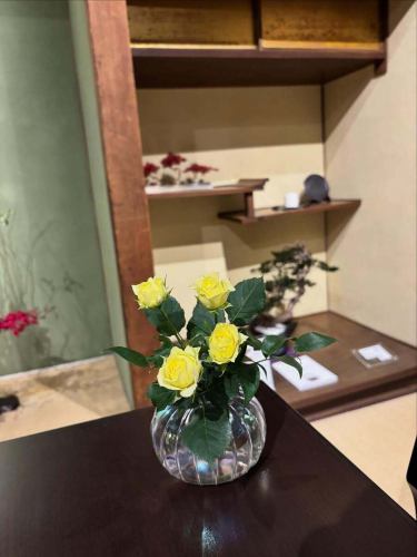 .
【別邸涵養荘の今週のお花💐】

お店を彩るお花たちです💐
プロデュースは小山生花店様にお願いしております！
いつもありがとうございます😊

『安田瓦花器MYK』Marumi Yasuda Kawara
木の暖かみと凛とした美しさを兼ね備え、 花に寄り添い支えます。
(丸三安田瓦工業オンラインストアより)
https://marumikawara.stores.jp/

ご予約、ご来店お待ちしております^ ^

↓ご予約はオンライン予約がおすすめです！
https://seikoanbetteikanyoso.owst.jp/（ホットペッパー）

ご予約  お問い合わせは、
📞025-211-7703

プロフィールのリンクから
webサイトにアクセスできます！
🔍@seikoan_bettei_kanyoso

その他SNSやグルメサイトなど
詳細はこちらからご覧いただけます↓↓
https://lit.link/Qes1EGif55alyDCldOYLbnL3EXI3
(別邸涵養荘リットリンク)

【This week's flowers at Bettei Kanyoso 💐】

These are the flowers that decorate the store.💐
We ask Koyamaseikaten to produce it!
Thank you as always.😊

We look forward to your reservation.

↓Online reservations are recommended for reservations!
https://seikoanbetteikanyoso.owst.jp/(HOT PEPPER)

For reservations and inquiries,
📞025-211-7703

You can access the website from the profile link!
🔍@seikoan_bettei_kanyoso

You can see more details such as other SNS and gourmet sites here ↓↓
https://lit.link/Qes1EGif55alyDCldOYLbnL3EXI3(lit.link)

#別邸涵養荘 #新潟グルメ #新潟ランチ #新潟ディナー #古町ランチ #古町ディナー #記念日ディナー #日本庭園 #新潟グランドホテル #玉川堂 #鎚起銅器  #顔合わせ #顔合わせ食事会 #法要 #結納 #蝋型鋳金  #お祝い #誕生日 #花束 #安田瓦 #安田 #丸三安田瓦工業 #kanyoso #betteikanyoso #niigata #niigatarestaurant  #teppanyaki #秋