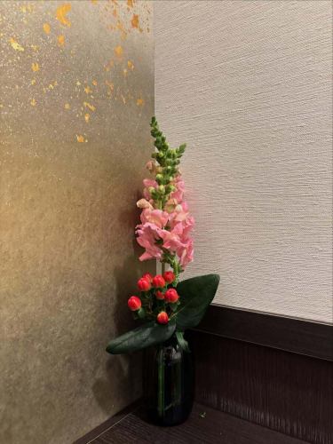 .
【別邸涵養荘の今週のお花💐】

お店を彩るお花たちです💐
プロデュースは小山生花店様にお願いしております！
いつもありがとうございます😊

『安田瓦花器MYK』Marumi Yasuda Kawara
木の暖かみと凛とした美しさを兼ね備え、 花に寄り添い支えます。
(丸三安田瓦工業オンラインストアより)
https://marumikawara.stores.jp/

ご予約、ご来店お待ちしております^ ^

↓ご予約はオンライン予約がおすすめです！
https://seikoanbetteikanyoso.owst.jp/（ホットペッパー）

ご予約  お問い合わせは、
📞025-211-7703

プロフィールのリンクから
webサイトにアクセスできます！
🔍@seikoan_bettei_kanyoso

その他SNSやグルメサイトなど
詳細はこちらからご覧いただけます↓↓
https://lit.link/Qes1EGif55alyDCldOYLbnL3EXI3
(別邸涵養荘リットリンク)

【This week's flowers at Bettei Kanyoso 💐】

These are the flowers that decorate the store.💐
We ask Koyamaseikaten to produce it!
Thank you as always.😊

We look forward to your reservation.

↓Online reservations are recommended for reservations!
https://seikoanbetteikanyoso.owst.jp/(HOT PEPPER)

For reservations and inquiries,
📞025-211-7703

You can access the website from the profile link!
🔍@seikoan_bettei_kanyoso

You can see more details such as other SNS and gourmet sites here ↓↓
https://lit.link/Qes1EGif55alyDCldOYLbnL3EXI3(lit.link)

#別邸涵養荘 #新潟グルメ #新潟ランチ #新潟ディナー #古町ランチ #古町ディナー #記念日ディナー #日本庭園 #新潟グランドホテル #玉川堂 #鎚起銅器  #顔合わせ #顔合わせ食事会 #法要 #結納 #蝋型鋳金  #お祝い #誕生日 #花束 #安田瓦 #安田 #丸三安田瓦工業 #kanyoso #betteikanyoso #niigata #niigatarestaurant  #teppanyaki #秋