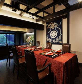 対面テーブル席のご用意も可能です。お顔合わせ、結納のほか、大切なビジネスパートナーとの接待にも最適な空間です。4名様~14名様