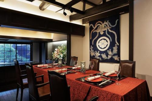 【別邸涵養荘顔合わせプラン🕊️】
*内容*
1.最大14名様までの対面席をご用意
2.乾杯ドリンク付き
3.鉄板焼きの別邸涵養荘オリジナルコース
4.メインのお肉はサーロインとヒレ肉の食べ比べ
5.邸内フォトスポットにて記念撮影
①おひとり様¥12,000(税・サービス料込)のプラン🕊️
〈メニュー例〉
乾杯🥂
グラスシャンパーニュ
またはノンアルコールスパークリング
市場からの鮮魚 サラダ添え
本日のスープ
別邸涵養荘指定牧場のサーロインとヒレ肉
温野菜
佐渡産コシヒカリ お味噌汁 香の物
本日のデザート
雪室珈琲と小菓子
②おひとり様¥16,000(税・サービス料込)のプラン🕊️🕊️
〈メニュー例〉
乾杯🥂
グラスシャンパーニュ
またはノンアルコールスパークリング
鮮魚のカルパッチョ
本日のスープ
活オマール海老
別邸涵養荘指定牧場のサーロインとヒレ肉
温野菜
佐渡産コシヒカリ お味噌汁 香の物
本日のデザート
雪室珈琲と小菓子
※ランチタイムのみの販売です。
ディナータイムご希望のお客様はご相談ください。
____________________________________________
🕊️別邸涵養荘の顔合わせ🕊️
和風庭園を望むプライベート空間で最大14名様までの
対面席をご用意しております。
お料理は新潟の豊かな食材を贅沢に使用し、
鉄板焼きカウンターで仕上げます。
経験豊富なスタッフがお客様の大切な1日を
サポートいたします。
 ̄ ̄ ̄ ̄ ̄ ̄ ̄ ̄ ̄ ̄ ̄ ̄ ̄ ̄ ̄ ̄ ̄ ̄ ̄ ̄ ̄ ̄ ̄ ̄
ご予約、ご相談はお電話にて承ります。
お気軽にお問い合わせください!
📞025-211-7703
プロフィールのリンクから
webサイトにアクセスできます!
🔍@seikoan_bettei_kanyoso
その他SNSやグルメサイトなど
詳細はこちらからご覧いただけます↓↓
https://lit.link/Qes1EGif55alyDCldOYLbnL3EXI3
(別邸涵養荘リットリンク)
#別邸涵養荘 #顔合わせ #両家顔合わせ #新潟顔合わせ #新潟グランドホテル