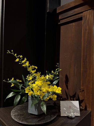 【別邸涵養荘の今週のお花💐】
お店を彩るお花たちです💐
プロデュースは小山生花店様にお願いしております!
いつもありがとうございます😊
先日より入口にある大久保鋳物が変わりました!
今年の干支「午」を展示しております。
https://souemon-imono.com/
『安田瓦花器MYK』Marumi Yasuda Kawara
木の暖かみと凛とした美しさを兼ね備え、 花に寄り添い支えます。
(丸三安田瓦工業オンラインストアより)
https://marumikawara.stores.jp/
ご来店お待ちしております^ ^
↓ご予約はオンライン予約がおすすめです!
https://seikoanbetteikanyoso.owst.jp/(ホットペッパー)
ご予約 お問い合わせは、
📞025-211-7703
プロフィールのリンクから
webサイトにアクセスできます!
🔍@seikoan_bettei_kanyoso
その他SNSやグルメサイトなど
詳細はこちらからご覧いただけます↓↓
https://lit.link/Qes1EGif55alyDCldOYLbnL3EXI3
(別邸涵養荘リットリンク)
【This week's flowers at Bettei Kanyoso 💐】
These are the flowers that decorate the store.💐
We ask Koyamaseikaten to produce it!
Thank you as always.😊
The Okubo Casting at the entrance has changed since the other day!
This year's zodiac sign "Wu" is on display.
https://souemon-imono.com/
"Yasuda Tile Flowerware MYK"Marumi Yasuda Kawara
It combines the warmth and dignified beauty of the tree, and supports the flowers.
(From the Marusan Yasuda Tile Industry Online Store)
https://marumikawara.stores.jp/
We look forward to your reservation.
↓Online reservations are recommended for reservations!
https://seikoanbetteikanyoso.owst.jp/(HOT PEPPER)
For reservations and inquiries,
📞025-211-7703
You can access the website from the profile link!
🔍@seikoan_bettei_kanyoso
You can see more details such as other SNS and gourmet sites here ↓↓
https://lit.link/Qes1EGif55alyDCldOYLbnL3EXI3(lit.link)
#別邸涵養荘 #大久保鋳物 #安田瓦 #新潟グランドホテル