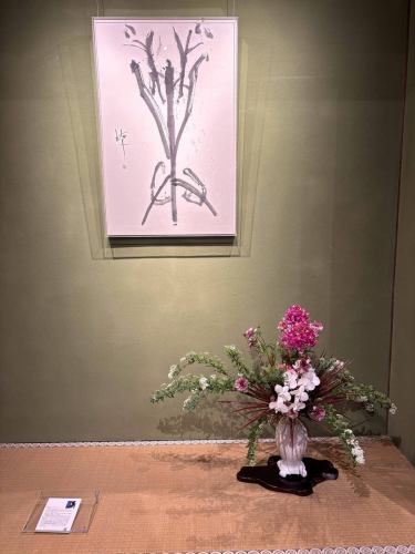【別邸涵養荘の今週のお花💐】
お店を彩るお花たちです💐
プロデュースは小山生花店様にお願いしております!
いつもありがとうございます😊
先日より入口にある大久保鋳物が変わりました!
今年の干支「午」を展示しております。
https://souemon-imono.com/
『安田瓦花器MYK』Marumi Yasuda Kawara
木の暖かみと凛とした美しさを兼ね備え、 花に寄り添い支えます。
(丸三安田瓦工業オンラインストアより)
https://marumikawara.stores.jp/
ご来店お待ちしております^ ^
↓ご予約はオンライン予約がおすすめです!
https://seikoanbetteikanyoso.owst.jp/(ホットペッパー)
ご予約 お問い合わせは、
📞025-211-7703
プロフィールのリンクから
webサイトにアクセスできます!
🔍@seikoan_bettei_kanyoso
その他SNSやグルメサイトなど
詳細はこちらからご覧いただけます↓↓
https://lit.link/Qes1EGif55alyDCldOYLbnL3EXI3
(別邸涵養荘リットリンク)
【This week's flowers at Bettei Kanyoso 💐】
These are the flowers that decorate the store.💐
We ask Koyamaseikaten to produce it!
Thank you as always.😊
The Okubo Casting at the entrance has changed since the other day!
This year's zodiac sign "Wu" is on display.
https://souemon-imono.com/
"Yasuda Tile Flowerware MYK"Marumi Yasuda Kawara
It combines the warmth and dignified beauty of the tree, and supports the flowers.
(From the Marusan Yasuda Tile Industry Online Store)
https://marumikawara.stores.jp/
We look forward to your reservation.
↓Online reservations are recommended for reservations!
https://seikoanbetteikanyoso.owst.jp/(HOT PEPPER)
For reservations and inquiries,
📞025-211-7703
You can access the website from the profile link!
🔍@seikoan_bettei_kanyoso
You can see more details such as other SNS and gourmet sites here ↓↓
https://lit.link/Qes1EGif55alyDCldOYLbnL3EXI3(lit.link)
#別邸涵養荘 #大久保鋳物 #安田瓦 #新潟グランドホテル
