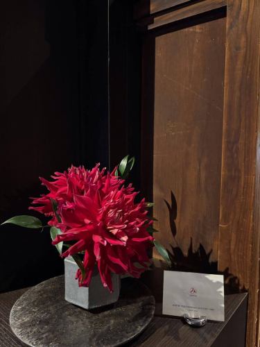 【別邸涵養荘の今週のお花💐】
お店を彩るお花たちです💐
プロデュースは小山生花店様にお願いしております!
いつもありがとうございます😊
先日より入口にある大久保鋳物が変わりました!
今年の干支「午」を展示しております。
https://souemon-imono.com/
『安田瓦花器MYK』Marumi Yasuda Kawara
木の暖かみと凛とした美しさを兼ね備え、 花に寄り添い支えます。
(丸三安田瓦工業オンラインストアより)
https://marumikawara.stores.jp/
ご来店お待ちしております^ ^
↓ご予約はオンライン予約がおすすめです!
https://seikoanbetteikanyoso.owst.jp/(ホットペッパー)
ご予約 お問い合わせは、
📞025-211-7703
プロフィールのリンクから
webサイトにアクセスできます!
🔍@seikoan_bettei_kanyoso
その他SNSやグルメサイトなど
詳細はこちらからご覧いただけます↓↓
https://lit.link/Qes1EGif55alyDCldOYLbnL3EXI3
(別邸涵養荘リットリンク)
【This week's flowers at Bettei Kanyoso 💐】
These are the flowers that decorate the store.💐
We ask Koyamaseikaten to produce it!
Thank you as always.😊
The Okubo Casting at the entrance has changed since the other day!
This year's zodiac sign "Wu" is on display.
https://souemon-imono.com/
"Yasuda Tile Flowerware MYK"Marumi Yasuda Kawara
It combines the warmth and dignified beauty of the tree, and supports the flowers.
(From the Marusan Yasuda Tile Industry Online Store)
https://marumikawara.stores.jp/
We look forward to your reservation.
↓Online reservations are recommended for reservations!
https://seikoanbetteikanyoso.owst.jp/(HOT PEPPER)
For reservations and inquiries,
📞025-211-7703
You can access the website from the profile link!
🔍@seikoan_bettei_kanyoso
You can see more details such as other SNS and gourmet sites here ↓↓
https://lit.link/Qes1EGif55alyDCldOYLbnL3EXI3(lit.link)
#別邸涵養荘 #大久保鋳物 #安田瓦 #泉田佑子 #新潟グランドホテル